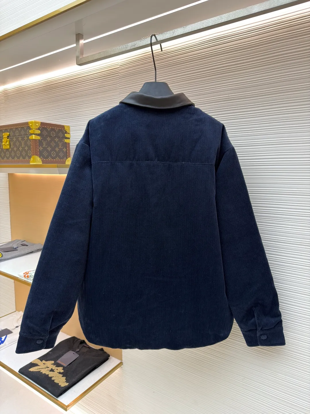 MIUMIU leather collar corduroy down jacket ●Original version: purchased and developed by 16097 ●Item number: 1681743-C75 ●Fabric: corduroy fabric ●Technology: patch embroidery production ●Color: navy blue ●Version: fitted version ●Weight: about 935 grams ●Size: 46-48-50-52 ●Description: When embroidery of the same color quietly grows among the corduroy textures - MIUMIU redefines winter elegance with "hidden beauty", making warmth a tacit whisper. Classic fine-ribbed corduroy wraps the body, with down like clouds lurking between the convex and convex warps and wefts. 90% white duck down silently resists the cold wind, but lets the fabric speak for itself - every velvet is the path of sunlight, and every ridge is a fortress built by warmth. The custom-made lambskin lapel falls along the curve of the neck, making it breathable like a second skin. Cold leather and soft suede complete a material game on the collar, and the sound of metal snaps opening and closing becomes the only punctuation mark in this dialogue. Exquisite appliqué technology performs visual magic on the left breast pocket: the embroidered letter patches are laser cut and shaped to create an embossed texture and clear fonts. Each patch undergoes 5 layers of anti-wrinkle treatment to ensure that it retains its original shape after washing. The embroidered fabric of the same color as the fabric runs along the MIUMIU logo, with only subtle gloss differences and raised stitches to enhance visual recognition. The overall wiring is straight and delicate, the fabric is comfortable and soft, and the color is consistent without color difference. It can be matched with the same style to create a fashionable look and control various occasions. Customized accessories, complete with three standards, same style for men and women!