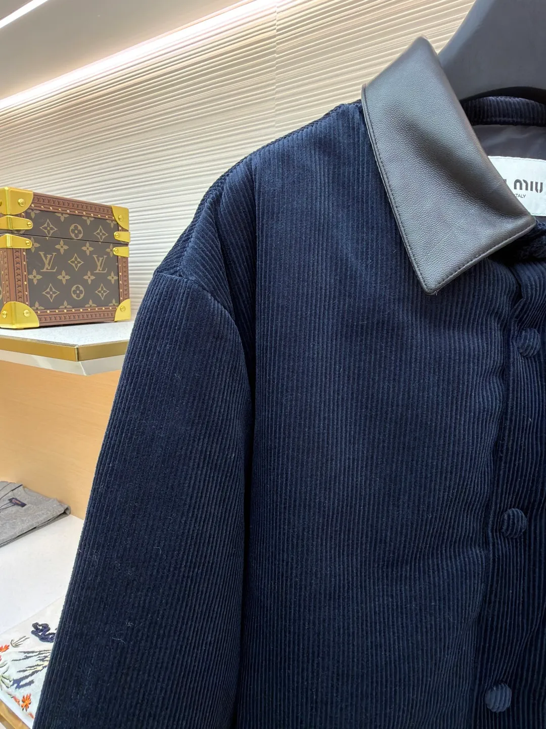 MIUMIU leather collar corduroy down jacket ●Original version: purchased and developed by 16097 ●Item number: 1681743-C75 ●Fabric: corduroy fabric ●Technology: patch embroidery production ●Color: navy blue ●Version: fitted version ●Weight: about 935 grams ●Size: 46-48-50-52 ●Description: When embroidery of the same color quietly grows among the corduroy textures - MIUMIU redefines winter elegance with "hidden beauty", making warmth a tacit whisper. Classic fine-ribbed corduroy wraps the body, with down like clouds lurking between the convex and convex warps and wefts. 90% white duck down silently resists the cold wind, but lets the fabric speak for itself - every velvet is the path of sunlight, and every ridge is a fortress built by warmth. The custom-made lambskin lapel falls along the curve of the neck, making it breathable like a second skin. Cold leather and soft suede complete a material game on the collar, and the sound of metal snaps opening and closing becomes the only punctuation mark in this dialogue. Exquisite appliqué technology performs visual magic on the left breast pocket: the embroidered letter patches are laser cut and shaped to create an embossed texture and clear fonts. Each patch undergoes 5 layers of anti-wrinkle treatment to ensure that it retains its original shape after washing. The embroidered fabric of the same color as the fabric runs along the MIUMIU logo, with only subtle gloss differences and raised stitches to enhance visual recognition. The overall wiring is straight and delicate, the fabric is comfortable and soft, and the color is consistent without color difference. It can be matched with the same style to create a fashionable look and control various occasions. Customized accessories, complete with three standards, same style for men and women!