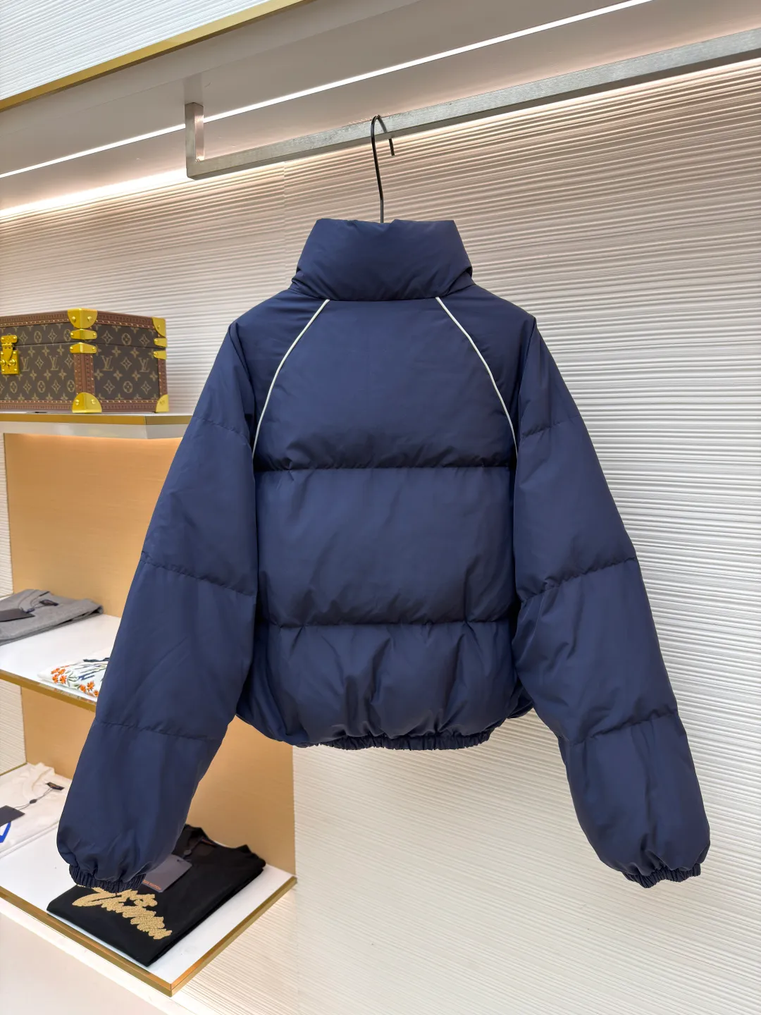 MIUMIU logo down jacket ●Original version: purchased and developed at 18695 ●Item number: 1861323-C95 ●Fabric: white duck down fabric ●Technology: mechanical down filling ●Color: navy ●Type: fitted version ●Weight: about 810 grams ●Size: 46-48-50-52 ●Description: Different from ordinary fabrics, custom-developed high-count and high-density woven fabrics. Imported computerized down filling equipment is used to ensure that the amount of down filling in each independent quilting grid is accurate and even, avoiding local holes or agglomerations, thereby ensuring the overall flatness, uniformity of warmth and long-lasting fluffiness of the down jacket. From the treatment of the interior, the firmness of the stitching of the zippers, to the precise positioning of decorative elements such as logos, the factory's craftsmanship ensures that the entire piece has impeccable finish and durable quality, making it a long-term wardrobe treasure worth owning. The overall wiring is straight and delicate, the fabric is comfortable and soft, and the color is consistent without color difference. It can be matched with the same style to create a fashionable look and control various occasions. Customized accessories, complete with three standards, same style for men and women!