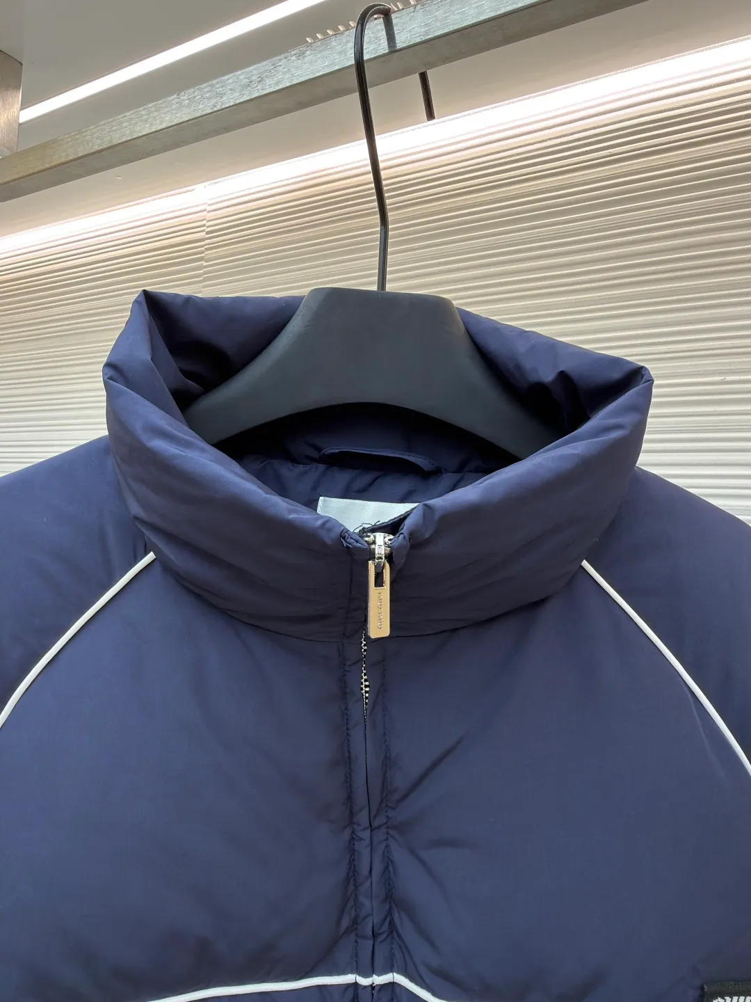MIUMIU logo down jacket ●Original version: purchased and developed at 18695 ●Item number: 1861323-C95 ●Fabric: white duck down fabric ●Technology: mechanical down filling ●Color: navy ●Type: fitted version ●Weight: about 810 grams ●Size: 46-48-50-52 ●Description: Different from ordinary fabrics, custom-developed high-count and high-density woven fabrics. Imported computerized down filling equipment is used to ensure that the amount of down filling in each independent quilting grid is accurate and even, avoiding local holes or agglomerations, thereby ensuring the overall flatness, uniformity of warmth and long-lasting fluffiness of the down jacket. From the treatment of the interior, the firmness of the stitching of the zippers, to the precise positioning of decorative elements such as logos, the factory's craftsmanship ensures that the entire piece has impeccable finish and durable quality, making it a long-term wardrobe treasure worth owning. The overall wiring is straight and delicate, the fabric is comfortable and soft, and the color is consistent without color difference. It can be matched with the same style to create a fashionable look and control various occasions. Customized accessories, complete with three standards, same style for men and women!