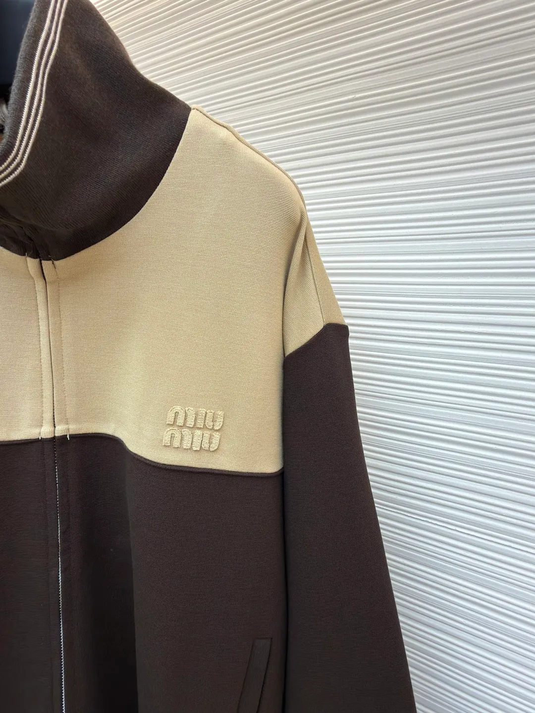 MIUMIU embroidered logo zipper jacket ●Item number: 1682179-B70 ●Material: mercerized wool fabric ●Technology: laser burning ●Color: brown ●Version: fitted version ●Weight: about 865 grams ●Size: S-M-L-XL ●Description: Customized mercerized wool, as delicate as silk, warm to the touch When the quiet blue of the deep sea meets the calm gray of the rocks It exudes a sense of high-end and hides restrained aesthetic ideas. It has a neat sports silhouette. The iconic Miu Miu embroidered logo of the same color is embellished on the chest. It is low-key but can hardly hide the identity mark. It is hidden in the public and visible in the mind. The street-style zipper sweatshirt silhouette is disassembled to present an architectural three-dimensional sense of depth. Suit attendance has become the focus of fashion pioneers. Laser burning process is an advanced process that uses laser technology for logo engraving. The laser is projected onto the surface of the material, causing the material to be locally and rapidly heated to melt to form the Miu Miu logo. The position and shape can be precisely controlled. Adopt imported machine embroidery technology, use advanced computer control systems and precision mechanical components to achieve Miu Miu logo embroidery operations with high precision. The lines are smooth and delicate, and the fabrics have been sand-washed. The texture is better, not easy to deform, not easy to shrink, not easy to fade, and maintains long-term beauty. The overall wiring is straight and delicate, the fabric is comfortable and soft, and the color is consistent without color difference. It can be matched with the same style to create a fashionable look and control various occasions. Customized accessories, complete with three standards, same style for men and women!
