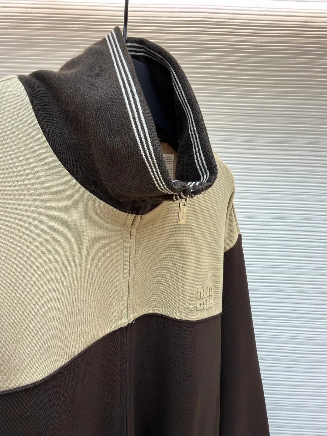 MIUMIU embroidered logo zipper jacket ●Item number: 1682179-B70 ●Material: mercerized wool fabric ●Technology: laser burning ●Color: brown ●Version: fitted version ●Weight: about 865 grams ●Size: S-M-L-XL ●Description: Customized mercerized wool, as delicate as silk, warm to the touch When the quiet blue of the deep sea meets the calm gray of the rocks It exudes a sense of high-end and hides restrained aesthetic ideas. It has a neat sports silhouette. The iconic Miu Miu embroidered logo of the same color is embellished on the chest. It is low-key but can hardly hide the identity mark. It is hidden in the public and visible in the mind. The street-style zipper sweatshirt silhouette is disassembled to present an architectural three-dimensional sense of depth. Suit attendance has become the focus of fashion pioneers. Laser burning process is an advanced process that uses laser technology for logo engraving. The laser is projected onto the surface of the material, causing the material to be locally and rapidly heated to melt to form the Miu Miu logo. The position and shape can be precisely controlled. Adopt imported machine embroidery technology, use advanced computer control systems and precision mechanical components to achieve Miu Miu logo embroidery operations with high precision. The lines are smooth and delicate, and the fabrics have been sand-washed. The texture is better, not easy to deform, not easy to shrink, not easy to fade, and maintains long-term beauty. The overall wiring is straight and delicate, the fabric is comfortable and soft, and the color is consistent without color difference. It can be matched with the same style to create a fashionable look and control various occasions. Customized accessories, complete with three standards, same style for men and women!