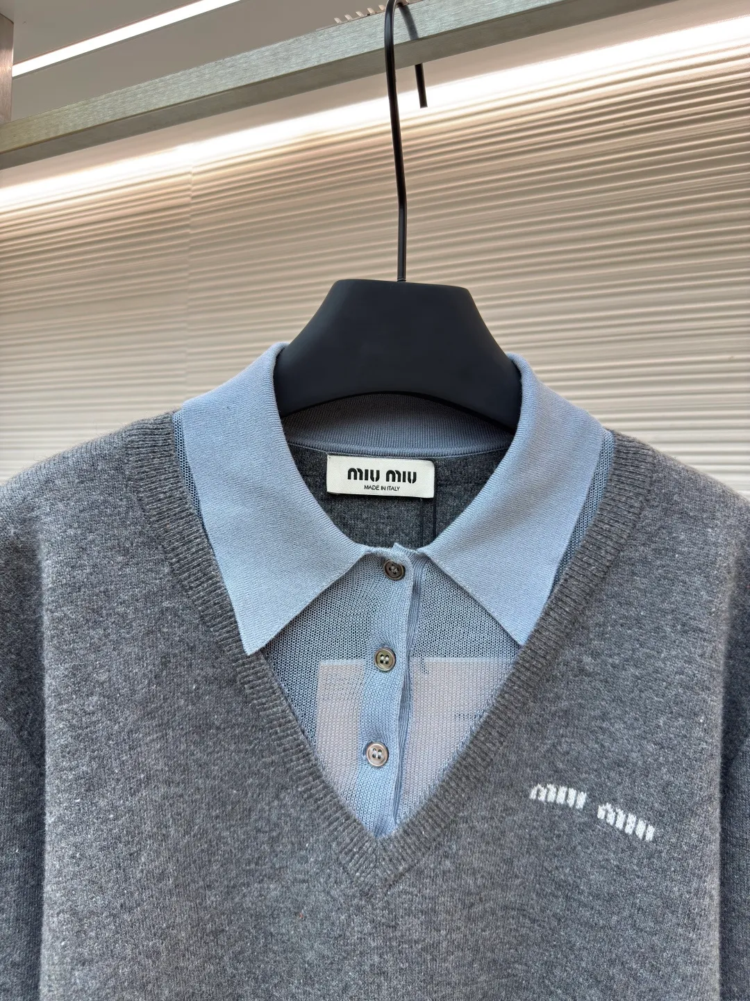 MIUMIU Morandi polo collar color-blocked long sleeves ●Authentic product: Purchased and developed by 18548 ●Item number: 1680366-B40 ●Fabric: wool fabric ●Technology: knitted ●Version: fitted version ●Weight: about 485 grams ●Size: S-M-L ●Description: Fabric is made of: skin-friendly Tencel + selected wool + glossy silk triple texture. The body is made of 28-count double-strand wool material with 12-needle machine. The collar hem and cuffs are precision knitted with 16-needle Stoll flat knitting machine. The silk part feels silky and skin-friendly, which enhances the overall sense of luxury and comfort while ensuring crisp and stylish edges. The letter LOGO inlay technology on the chest is three-dimensional and stylish. The outer body of the large V-neck, the inner POLO collar type placket with 3 buttons, and the Morandi polo collar with contrasting colors. The combination of different materials and stitching methods is exquisite. The color matching seams are smooth and the overall workmanship is meticulous. The overall wiring is straight and delicate, the fabric is comfortable and soft, and the color is consistent without color difference. It can be matched with the same style to create a fashionable look and control various occasions. Customized accessories, complete with three standards, same style for men and women!