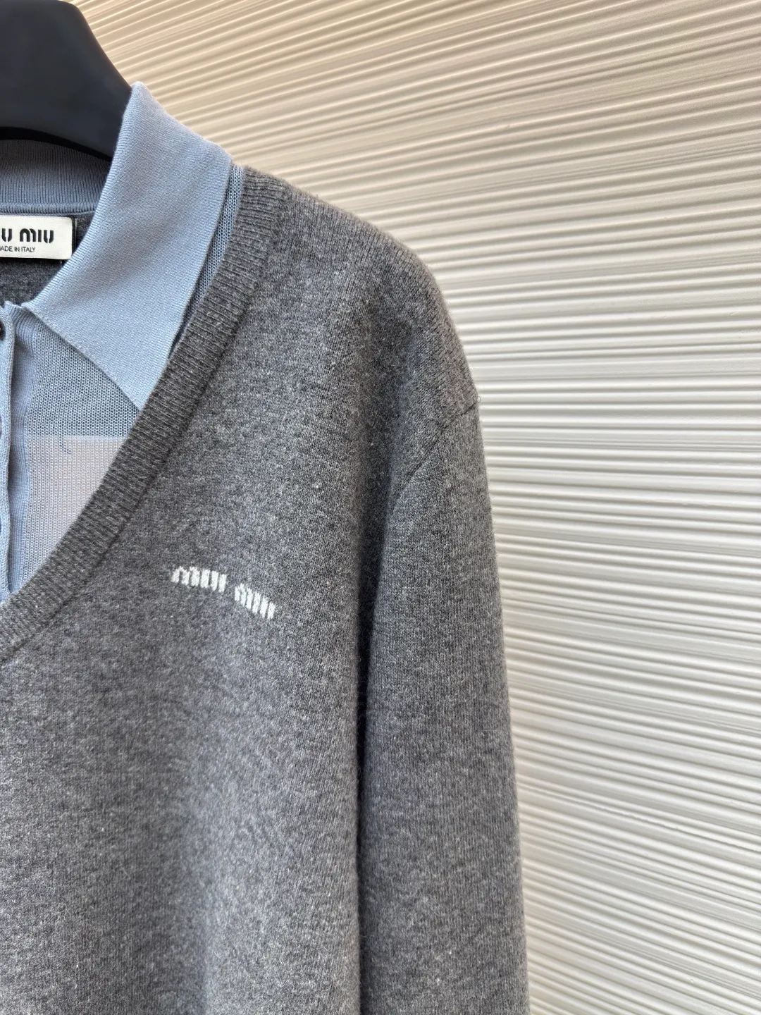 MIUMIU Morandi polo collar color-blocked long sleeves ●Authentic product: Purchased and developed by 18548 ●Item number: 1680366-B40 ●Fabric: wool fabric ●Technology: knitted ●Version: fitted version ●Weight: about 485 grams ●Size: S-M-L ●Description: Fabric is made of: skin-friendly Tencel + selected wool + glossy silk triple texture. The body is made of 28-count double-strand wool material with 12-needle machine. The collar hem and cuffs are precision knitted with 16-needle Stoll flat knitting machine. The silk part feels silky and skin-friendly, which enhances the overall sense of luxury and comfort while ensuring crisp and stylish edges. The letter LOGO inlay technology on the chest is three-dimensional and stylish. The outer body of the large V-neck, the inner POLO collar type placket with 3 buttons, and the Morandi polo collar with contrasting colors. The combination of different materials and stitching methods is exquisite. The color matching seams are smooth and the overall workmanship is meticulous. The overall wiring is straight and delicate, the fabric is comfortable and soft, and the color is consistent without color difference. It can be matched with the same style to create a fashionable look and control various occasions. Customized accessories, complete with three standards, same style for men and women!