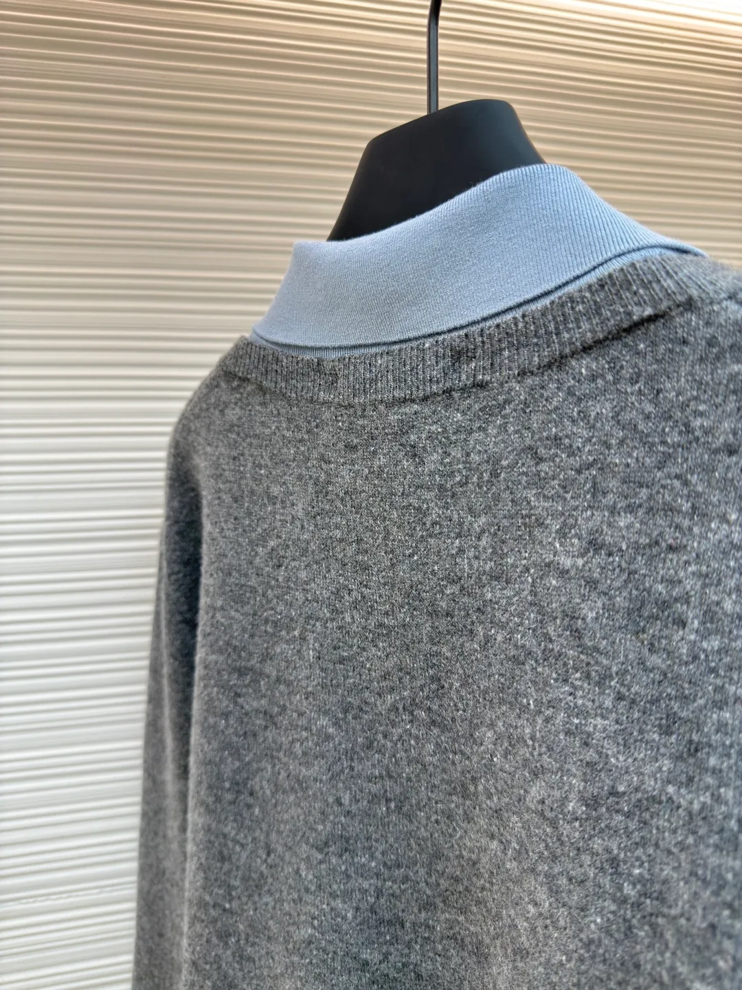 MIUMIU Morandi polo collar color-blocked long sleeves ●Authentic product: Purchased and developed by 18548 ●Item number: 1680366-B40 ●Fabric: wool fabric ●Technology: knitted ●Version: fitted version ●Weight: about 485 grams ●Size: S-M-L ●Description: Fabric is made of: skin-friendly Tencel + selected wool + glossy silk triple texture. The body is made of 28-count double-strand wool material with 12-needle machine. The collar hem and cuffs are precision knitted with 16-needle Stoll flat knitting machine. The silk part feels silky and skin-friendly, which enhances the overall sense of luxury and comfort while ensuring crisp and stylish edges. The letter LOGO inlay technology on the chest is three-dimensional and stylish. The outer body of the large V-neck, the inner POLO collar type placket with 3 buttons, and the Morandi polo collar with contrasting colors. The combination of different materials and stitching methods is exquisite. The color matching seams are smooth and the overall workmanship is meticulous. The overall wiring is straight and delicate, the fabric is comfortable and soft, and the color is consistent without color difference. It can be matched with the same style to create a fashionable look and control various occasions. Customized accessories, complete with three standards, same style for men and women!