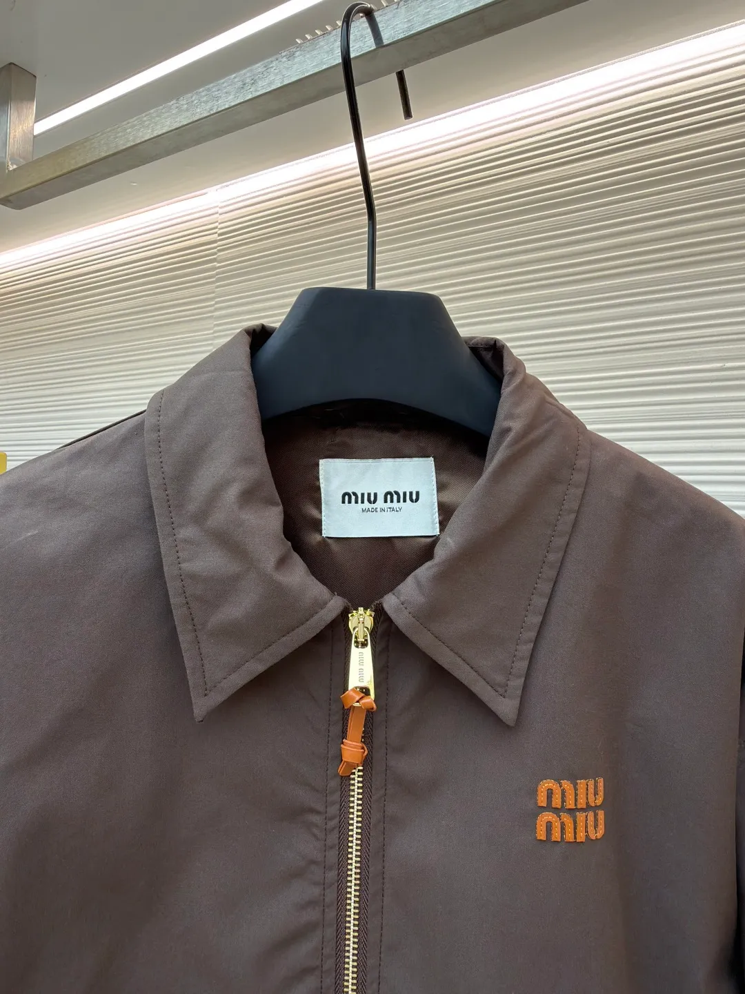 MIUMIU stitched logo jacket ●Original version: Purchased and developed for 28400 ●Item number: 1681296-B40 ●Material: moire double-strand mercerized cotton fabric ●Technology: laser burning production ●Color: brown ●Version: fitted version ●Weight: about 520 grams ●Size: 38-40-42-44 ●Description: Custom-dyed moiré double-strand mercerized cotton and uncoated vegetable tanned cowhide, warm and mellow Soft and silky, comfortable and close to the skin, with a retro brown spectrum as the base color, so gentle and layered, the contrast stitching logo on the clothes hides the rebellious elegance of Miu Miu in every stitch and thread. Leather is hidden in the hand sleeves. It is functional and romantic. Rough yet delicate, injecting a sense of ritual of slow life into daily movements. A unique and charming fashion masterpiece came into being. The laser burning process is an advanced process of using laser technology for logo engraving. The laser is projected onto the surface of the material, causing the material to be locally and rapidly heated until it melts. The Miu Miu logo can be formed with precise control of position and shape, using imported machine embroidery technology. Advanced computer control systems and precision mechanical components are used to achieve Miu Miu logo embroidery operations with high precision. The lines are smooth and delicate, and the fabrics have been sand washed. The texture is better, not easy to deform, not easy to shrink, not easy to fade, and maintains long-term beauty. The overall routing of the laser burnt pattern is straight and delicate, the fabric is comfortable and soft, and the color is consistent without color difference. It can be matched with the same style to create a fashionable look and control various occasions. Customized accessories, complete with three standards, same style for men and women!