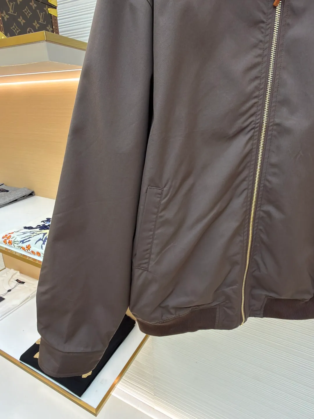 MIUMIU stitched logo jacket ●Original version: Purchased and developed for 28400 ●Item number: 1681296-B40 ●Material: moire double-strand mercerized cotton fabric ●Technology: laser burning production ●Color: brown ●Version: fitted version ●Weight: about 520 grams ●Size: 38-40-42-44 ●Description: Custom-dyed moiré double-strand mercerized cotton and uncoated vegetable tanned cowhide, warm and mellow Soft and silky, comfortable and close to the skin, with a retro brown spectrum as the base color, so gentle and layered, the contrast stitching logo on the clothes hides the rebellious elegance of Miu Miu in every stitch and thread. Leather is hidden in the hand sleeves. It is functional and romantic. Rough yet delicate, injecting a sense of ritual of slow life into daily movements. A unique and charming fashion masterpiece came into being. The laser burning process is an advanced process of using laser technology for logo engraving. The laser is projected onto the surface of the material, causing the material to be locally and rapidly heated until it melts. The Miu Miu logo can be formed with precise control of position and shape, using imported machine embroidery technology. Advanced computer control systems and precision mechanical components are used to achieve Miu Miu logo embroidery operations with high precision. The lines are smooth and delicate, and the fabrics have been sand washed. The texture is better, not easy to deform, not easy to shrink, not easy to fade, and maintains long-term beauty. The overall routing of the laser burnt pattern is straight and delicate, the fabric is comfortable and soft, and the color is consistent without color difference. It can be matched with the same style to create a fashionable look and control various occasions. Customized accessories, complete with three standards, same style for men and women!
