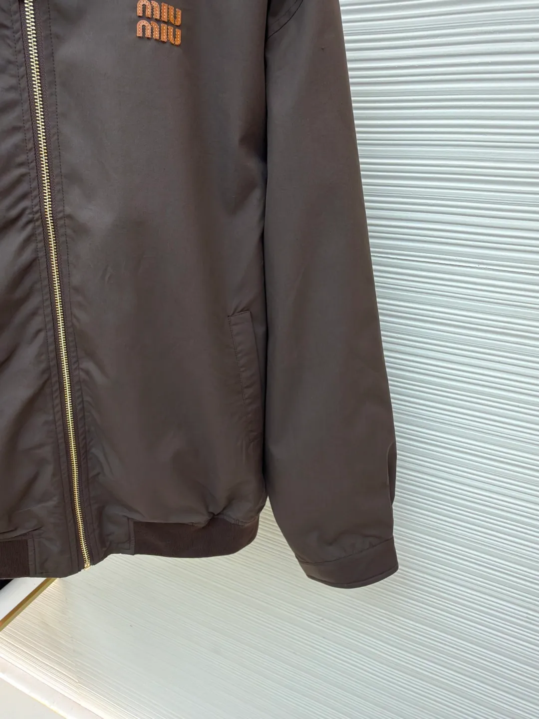 MIUMIU stitched logo jacket ●Original version: Purchased and developed for 28400 ●Item number: 1681296-B40 ●Material: moire double-strand mercerized cotton fabric ●Technology: laser burning production ●Color: brown ●Version: fitted version ●Weight: about 520 grams ●Size: 38-40-42-44 ●Description: Custom-dyed moiré double-strand mercerized cotton and uncoated vegetable tanned cowhide, warm and mellow Soft and silky, comfortable and close to the skin, with a retro brown spectrum as the base color, so gentle and layered, the contrast stitching logo on the clothes hides the rebellious elegance of Miu Miu in every stitch and thread. Leather is hidden in the hand sleeves. It is functional and romantic. Rough yet delicate, injecting a sense of ritual of slow life into daily movements. A unique and charming fashion masterpiece came into being. The laser burning process is an advanced process of using laser technology for logo engraving. The laser is projected onto the surface of the material, causing the material to be locally and rapidly heated until it melts. The Miu Miu logo can be formed with precise control of position and shape, using imported machine embroidery technology. Advanced computer control systems and precision mechanical components are used to achieve Miu Miu logo embroidery operations with high precision. The lines are smooth and delicate, and the fabrics have been sand washed. The texture is better, not easy to deform, not easy to shrink, not easy to fade, and maintains long-term beauty. The overall routing of the laser burnt pattern is straight and delicate, the fabric is comfortable and soft, and the color is consistent without color difference. It can be matched with the same style to create a fashionable look and control various occasions. Customized accessories, complete with three standards, same style for men and women!