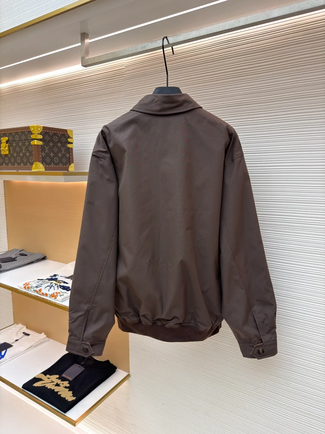 MIUMIU stitched logo jacket ●Original version: Purchased and developed for 28400 ●Item number: 1681296-B40 ●Material: moire double-strand mercerized cotton fabric ●Technology: laser burning production ●Color: brown ●Version: fitted version ●Weight: about 520 grams ●Size: 38-40-42-44 ●Description: Custom-dyed moiré double-strand mercerized cotton and uncoated vegetable tanned cowhide, warm and mellow Soft and silky, comfortable and close to the skin, with a retro brown spectrum as the base color, so gentle and layered, the contrast stitching logo on the clothes hides the rebellious elegance of Miu Miu in every stitch and thread. Leather is hidden in the hand sleeves. It is functional and romantic. Rough yet delicate, injecting a sense of ritual of slow life into daily movements. A unique and charming fashion masterpiece came into being. The laser burning process is an advanced process of using laser technology for logo engraving. The laser is projected onto the surface of the material, causing the material to be locally and rapidly heated until it melts. The Miu Miu logo can be formed with precise control of position and shape, using imported machine embroidery technology. Advanced computer control systems and precision mechanical components are used to achieve Miu Miu logo embroidery operations with high precision. The lines are smooth and delicate, and the fabrics have been sand washed. The texture is better, not easy to deform, not easy to shrink, not easy to fade, and maintains long-term beauty. The overall routing of the laser burnt pattern is straight and delicate, the fabric is comfortable and soft, and the color is consistent without color difference. It can be matched with the same style to create a fashionable look and control various occasions. Customized accessories, complete with three standards, same style for men and women!