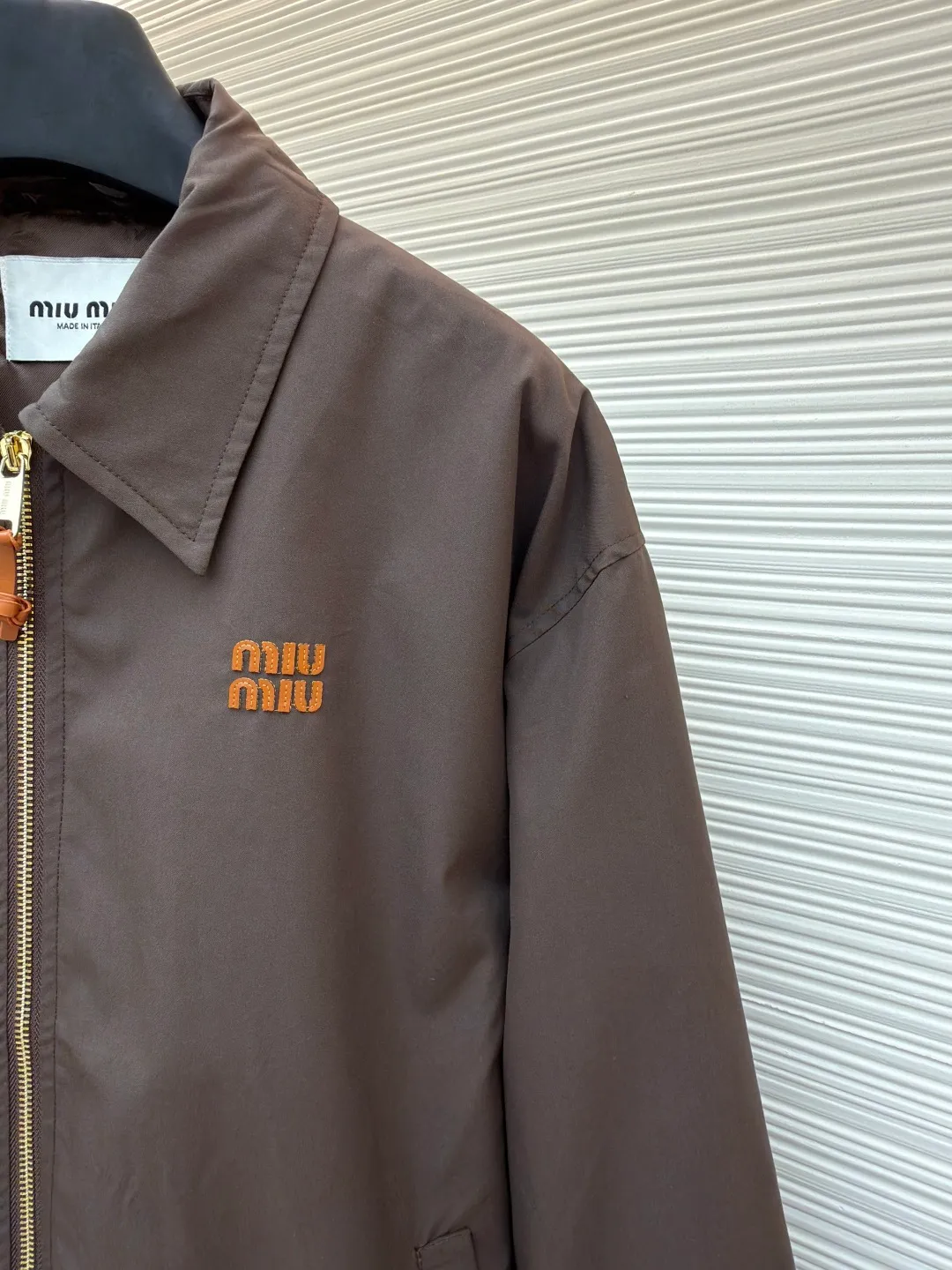 MIUMIU stitched logo jacket ●Original version: Purchased and developed for 28400 ●Item number: 1681296-B40 ●Material: moire double-strand mercerized cotton fabric ●Technology: laser burning production ●Color: brown ●Version: fitted version ●Weight: about 520 grams ●Size: 38-40-42-44 ●Description: Custom-dyed moiré double-strand mercerized cotton and uncoated vegetable tanned cowhide, warm and mellow Soft and silky, comfortable and close to the skin, with a retro brown spectrum as the base color, so gentle and layered, the contrast stitching logo on the clothes hides the rebellious elegance of Miu Miu in every stitch and thread. Leather is hidden in the hand sleeves. It is functional and romantic. Rough yet delicate, injecting a sense of ritual of slow life into daily movements. A unique and charming fashion masterpiece came into being. The laser burning process is an advanced process of using laser technology for logo engraving. The laser is projected onto the surface of the material, causing the material to be locally and rapidly heated until it melts. The Miu Miu logo can be formed with precise control of position and shape, using imported machine embroidery technology. Advanced computer control systems and precision mechanical components are used to achieve Miu Miu logo embroidery operations with high precision. The lines are smooth and delicate, and the fabrics have been sand washed. The texture is better, not easy to deform, not easy to shrink, not easy to fade, and maintains long-term beauty. The overall routing of the laser burnt pattern is straight and delicate, the fabric is comfortable and soft, and the color is consistent without color difference. It can be matched with the same style to create a fashionable look and control various occasions. Customized accessories, complete with three standards, same style for men and women!
