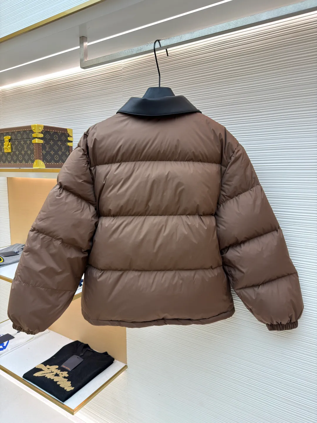 MIUMIU Printed Leather Collar Down Jacket [Women's Clothing] ●Original version: Purchased and developed at 22599 ●Item number: 1681731-D80 ●Fabric: white duck down fabric ●Technology: glue printing ●Color: brown ●Version: fitted version ●Weight: about 680 grams ●Size: 36-38-40 ●Description: Made of technical cocoon fabric, it is close to silk in terms of appearance and comfort. It cleverly combines the comfort and beauty of natural fibers with the strong and durable advantages of synthetic fibers, while avoiding their respective shortcomings. The collar is made of high-quality black leather, which forms a rich visual layering with the body. At the same time, it can maintain a perfect three-dimensional folding state, creating a clear sense of structure. It is more windproof and wear-resistant than cloth. It uses national standard 90 white duck down and has a filling capacity of 230 grams to ensure excellent warmth retention. The down has been strictly screened and processed and is not easy to drill, ensuring durability. The letter pattern is displayed on the breast bag piece through glue printing. The printer scrapes the print 10 times to ensure the printing thickness, forming a micro-three-dimensional convex structure. The scraper pressure is even and the firmness is improved. After being cured at high temperature, the pigment is combined with the fabric fibers and is not easy to fall off due to friction. The overall wiring is straight and delicate, the fabric is comfortable and soft, and the color is consistent without color difference. It can be matched with the same style to create a fashionable look and control various occasions. Customized accessories, complete with three standards, same style for men and women!