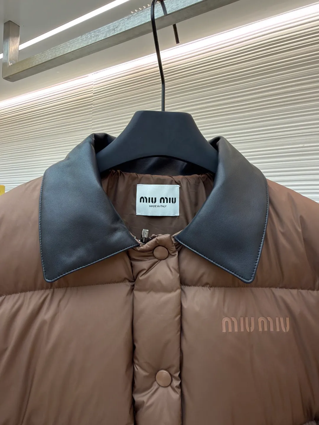 MIUMIU Printed Leather Collar Down Jacket [Women's Clothing] ●Original version: Purchased and developed at 22599 ●Item number: 1681731-D80 ●Fabric: white duck down fabric ●Technology: glue printing ●Color: brown ●Version: fitted version ●Weight: about 680 grams ●Size: 36-38-40 ●Description: Made of technical cocoon fabric, it is close to silk in terms of appearance and comfort. It cleverly combines the comfort and beauty of natural fibers with the strong and durable advantages of synthetic fibers, while avoiding their respective shortcomings. The collar is made of high-quality black leather, which forms a rich visual layering with the body. At the same time, it can maintain a perfect three-dimensional folding state, creating a clear sense of structure. It is more windproof and wear-resistant than cloth. It uses national standard 90 white duck down and has a filling capacity of 230 grams to ensure excellent warmth retention. The down has been strictly screened and processed and is not easy to drill, ensuring durability. The letter pattern is displayed on the breast bag piece through glue printing. The printer scrapes the print 10 times to ensure the printing thickness, forming a micro-three-dimensional convex structure. The scraper pressure is even and the firmness is improved. After being cured at high temperature, the pigment is combined with the fabric fibers and is not easy to fall off due to friction. The overall wiring is straight and delicate, the fabric is comfortable and soft, and the color is consistent without color difference. It can be matched with the same style to create a fashionable look and control various occasions. Customized accessories, complete with three standards, same style for men and women!