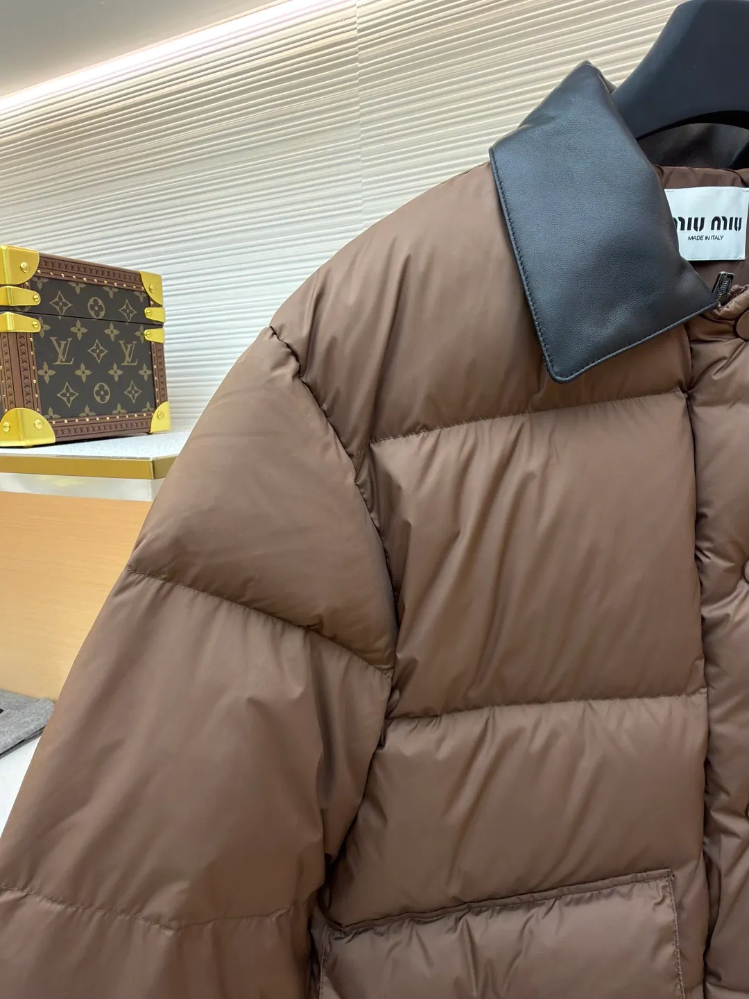 MIUMIU Printed Leather Collar Down Jacket [Women's Clothing] ●Original version: Purchased and developed at 22599 ●Item number: 1681731-D80 ●Fabric: white duck down fabric ●Technology: glue printing ●Color: brown ●Version: fitted version ●Weight: about 680 grams ●Size: 36-38-40 ●Description: Made of technical cocoon fabric, it is close to silk in terms of appearance and comfort. It cleverly combines the comfort and beauty of natural fibers with the strong and durable advantages of synthetic fibers, while avoiding their respective shortcomings. The collar is made of high-quality black leather, which forms a rich visual layering with the body. At the same time, it can maintain a perfect three-dimensional folding state, creating a clear sense of structure. It is more windproof and wear-resistant than cloth. It uses national standard 90 white duck down and has a filling capacity of 230 grams to ensure excellent warmth retention. The down has been strictly screened and processed and is not easy to drill, ensuring durability. The letter pattern is displayed on the breast bag piece through glue printing. The printer scrapes the print 10 times to ensure the printing thickness, forming a micro-three-dimensional convex structure. The scraper pressure is even and the firmness is improved. After being cured at high temperature, the pigment is combined with the fabric fibers and is not easy to fall off due to friction. The overall wiring is straight and delicate, the fabric is comfortable and soft, and the color is consistent without color difference. It can be matched with the same style to create a fashionable look and control various occasions. Customized accessories, complete with three standards, same style for men and women!