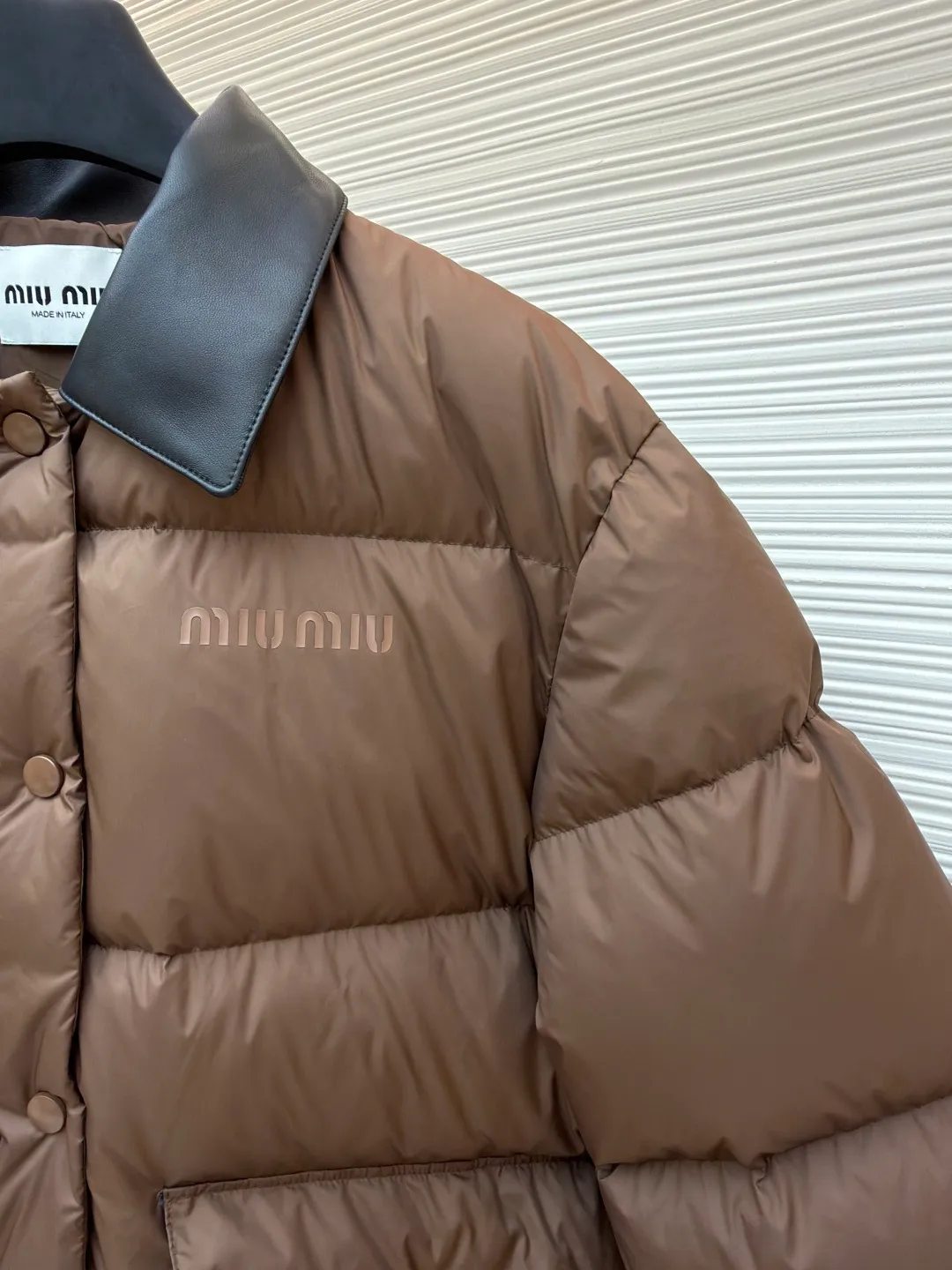 MIUMIU Printed Leather Collar Down Jacket [Women's Clothing] ●Original version: Purchased and developed at 22599 ●Item number: 1681731-D80 ●Fabric: white duck down fabric ●Technology: glue printing ●Color: brown ●Version: fitted version ●Weight: about 680 grams ●Size: 36-38-40 ●Description: Made of technical cocoon fabric, it is close to silk in terms of appearance and comfort. It cleverly combines the comfort and beauty of natural fibers with the strong and durable advantages of synthetic fibers, while avoiding their respective shortcomings. The collar is made of high-quality black leather, which forms a rich visual layering with the body. At the same time, it can maintain a perfect three-dimensional folding state, creating a clear sense of structure. It is more windproof and wear-resistant than cloth. It uses national standard 90 white duck down and has a filling capacity of 230 grams to ensure excellent warmth retention. The down has been strictly screened and processed and is not easy to drill, ensuring durability. The letter pattern is displayed on the breast bag piece through glue printing. The printer scrapes the print 10 times to ensure the printing thickness, forming a micro-three-dimensional convex structure. The scraper pressure is even and the firmness is improved. After being cured at high temperature, the pigment is combined with the fabric fibers and is not easy to fall off due to friction. The overall wiring is straight and delicate, the fabric is comfortable and soft, and the color is consistent without color difference. It can be matched with the same style to create a fashionable look and control various occasions. Customized accessories, complete with three standards, same style for men and women!