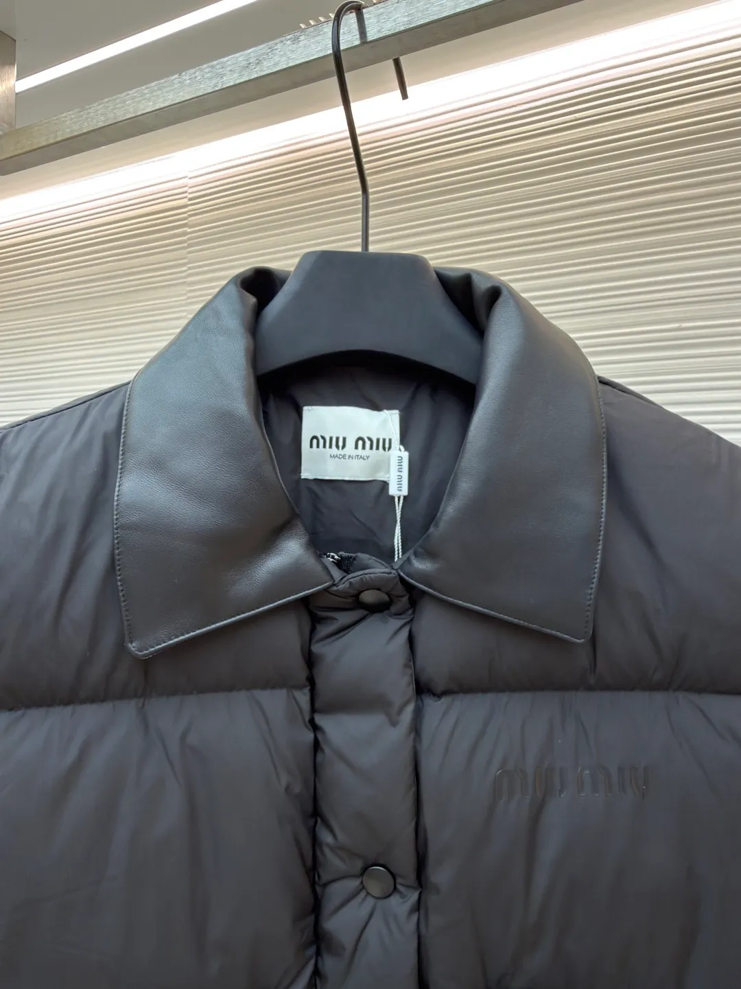 MIUMIU technology ponge down vest ●Item number: 1681319-C65 ●Material: white duck down fabric ●Technology: mechanical down filling ●Color: black ●Version: fitted version ●Weight: about 450 grams ●Size: S-M-L ●Description: This vest is made of lightweight and durable nylon fabric with down filling, taking into account warmth and fashion. The collar is made of genuine leather to improve the overall texture and warmth. The outer layer of high-density nylon is windproof and waterproof, lightweight and wear-resistant. The inner layer is filled with down, which has high fluffiness and warmth retention. It is made of national standard 90 white duck down and has a filling capacity of 190 grams to ensure excellent warmth retention. The down has been strictly screened and processed and is not easy to be drilled, ensuring durability. The letter pattern is displayed on the breast bag piece through glue printing. The printer scrapes the print 10 times to ensure the printing thickness, forming a micro-three-dimensional convex structure. The scraper pressure is even and the firmness is improved. After being cured at high temperature, the pigment is combined with the fabric fibers and is not easy to fall off due to friction. The overall wiring is straight and delicate, the fabric is comfortable and soft, and the color is consistent without color difference. It can be matched with the same style to create a fashionable look and control various occasions. Customized accessories, complete with three standards, same style for men and women!