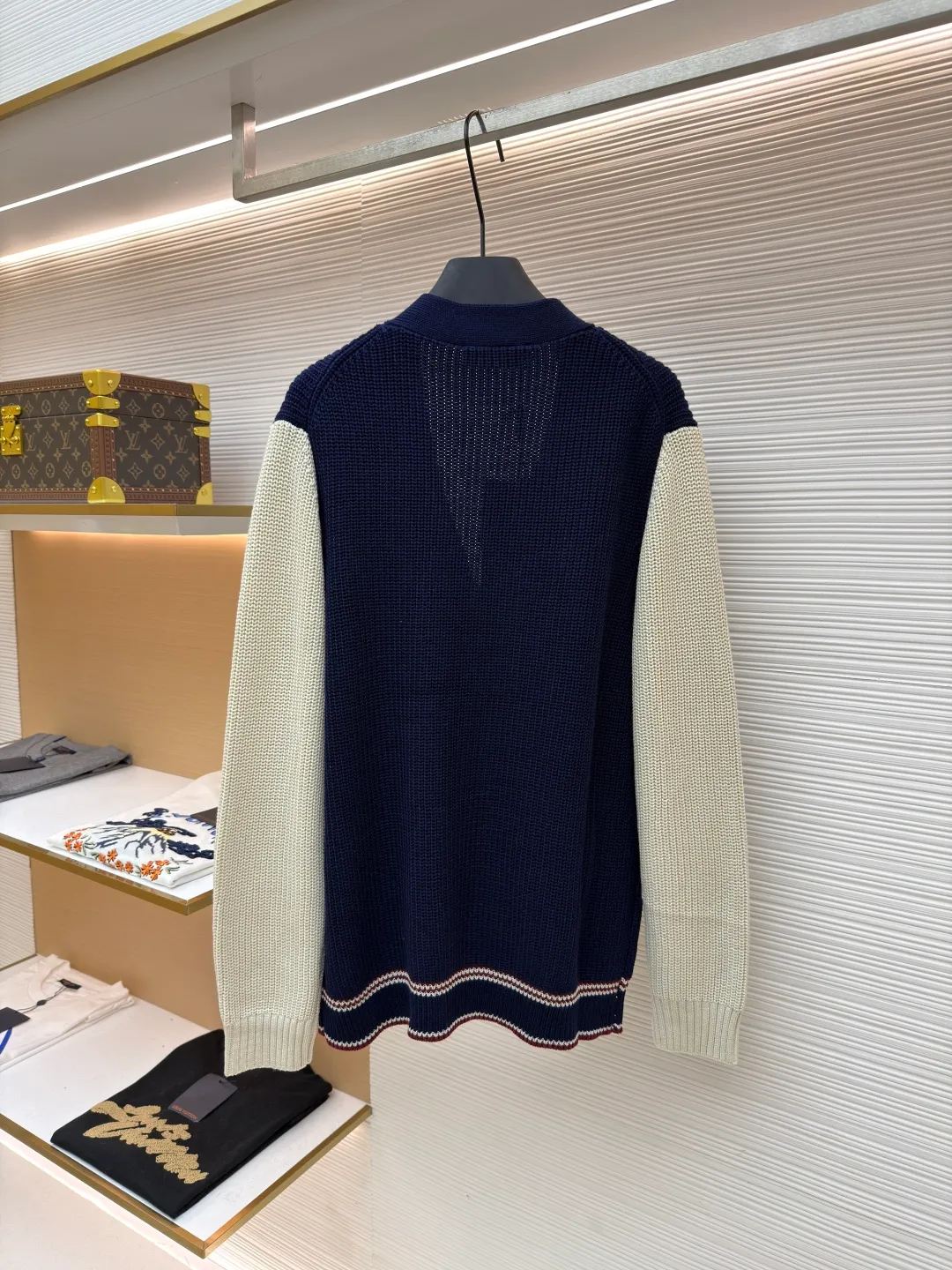 MIUMIU College Style Chest Logo Jacquard Sweater ●Original version: Purchased and developed for 26900 ●Item number: 1681494-A65 ●Fabric: wool blended fabric ●Technology: Knitted ●Color: off-white/navy blue ●Version: Fitted version ●Weight: about 785g ●Size: 42-44-46 ●Description: Made of 40% sheep soft 15% wool 45% cotton blended fabric, original dyed royal blue. Use 7 stitches to knit a multi-piece sewing plate. It uses horn buttons, each button has irregular horn patterns, and the chest label is made of pure cotton custom jacquard MiuMiu. Tennis-inspired details accent this cashmere and wool-blend cardigan. The distinctive ribbed pattern and oversized shape create a casual and elegant style. The overall wiring is straight and delicate, the fabric is comfortable and soft, and the color is consistent without color difference. It can be matched with the same style to create a fashionable look and control various occasions. Customized accessories, complete with three standards, same style for men and women!