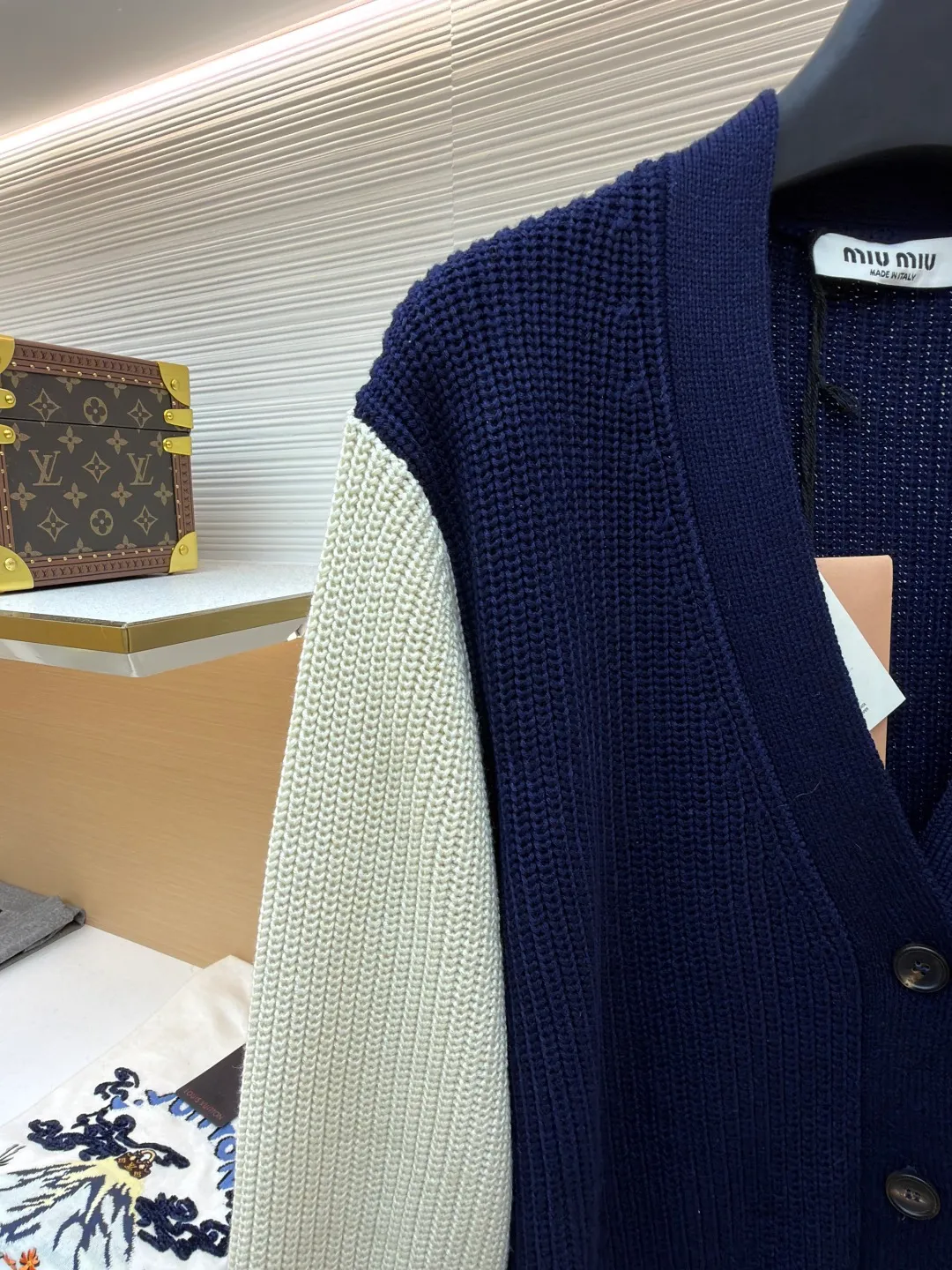 MIUMIU College Style Chest Logo Jacquard Sweater ●Original version: Purchased and developed for 26900 ●Item number: 1681494-A65 ●Fabric: wool blended fabric ●Technology: Knitted ●Color: off-white/navy blue ●Version: Fitted version ●Weight: about 785g ●Size: 42-44-46 ●Description: Made of 40% sheep soft 15% wool 45% cotton blended fabric, original dyed royal blue. Use 7 stitches to knit a multi-piece sewing plate. It uses horn buttons, each button has irregular horn patterns, and the chest label is made of pure cotton custom jacquard MiuMiu. Tennis-inspired details accent this cashmere and wool-blend cardigan. The distinctive ribbed pattern and oversized shape create a casual and elegant style. The overall wiring is straight and delicate, the fabric is comfortable and soft, and the color is consistent without color difference. It can be matched with the same style to create a fashionable look and control various occasions. Customized accessories, complete with three standards, same style for men and women!