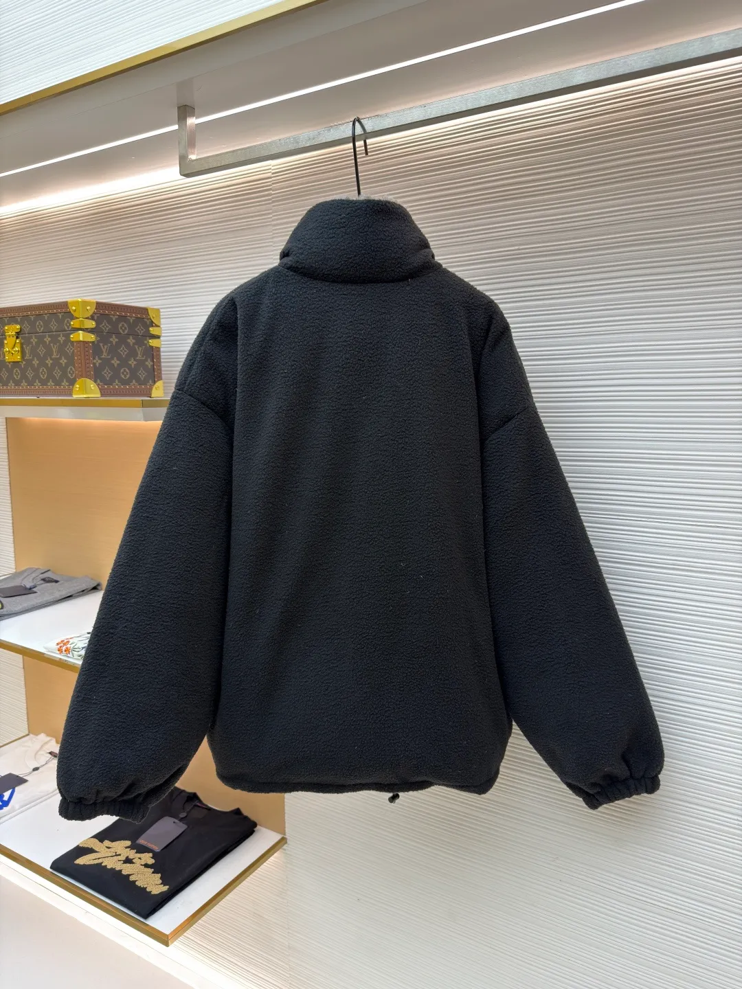 MIUMIU Polar Fleece Collar Down Jacket ●Original version: purchased and developed at 16999 ●Item number: 1681395-C65 ●Fabric: polar fleece fabric ●Technology: made on positioning cutting machine ●Color: black ●Version: fitted version ●Weight: about 945 grams ●Size: 38-40-42-44 ●Description: This jacket is made of high-quality polar fleece fabric and treated with a special fleece process. It feels soft and fluffy and has excellent warmth retention. The collar is made of imitation lambswool and is made through flocking technology, forming a texture contrast with the polar fleece fabric. The main zipper is a custom-made metal zipper, which is smooth and durable; the zippers of the zipper pockets on both sides are made of the same material as the main zipper, combining practicality and design. The brand logo adopts exquisite embroidery technology, and the stitching is fine and firm. The drawstring at the hem adopts a metal buckle and can be adjusted for tightness. The overall sewing adopts flat seam technology, the stitch spacing is even, and the seams of the body are smooth and snug. From the comfortable texture of the fabric to the craftsmanship of the details, it reflects the brand's dual pursuit of fashion and quality. It is a single product with both warmth and design. The overall wiring is straight and delicate, the fabric is comfortable and soft, and the color is consistent without color difference. It can be matched with the same style to create a fashionable look and control various occasions. Customized accessories, complete with three standards, same style for men and women!