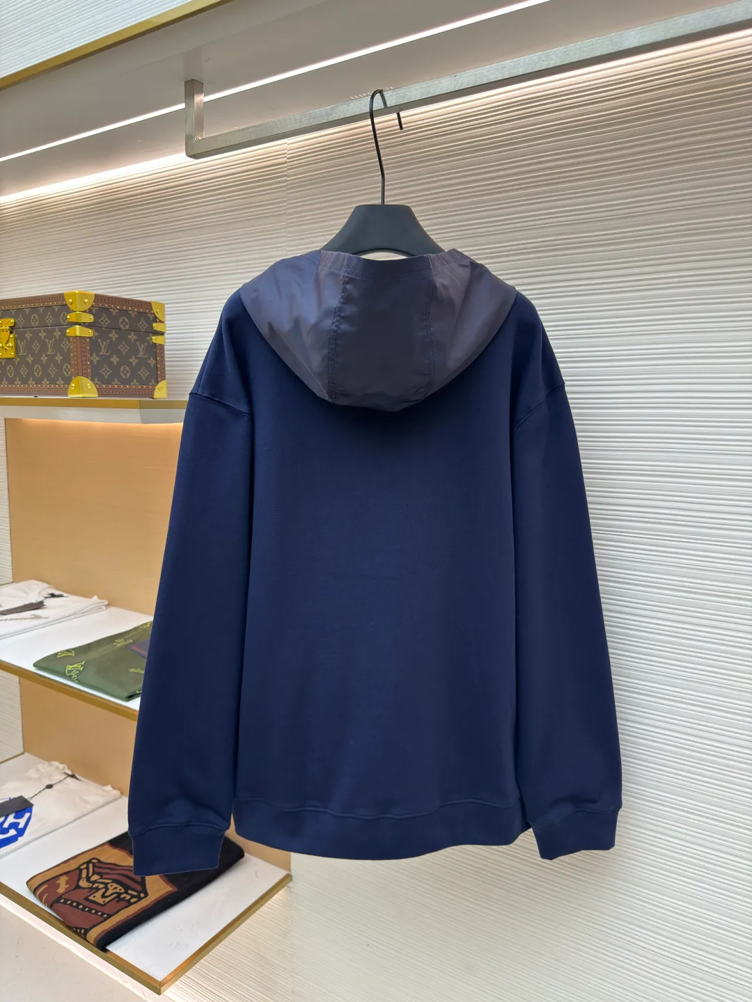 MIUMIU embroidered hooded sweatshirt ●Original version: purchased and developed by 13979 ●Item number: 1680807-B05 ●Fabric: fish scale fabric ●Technology: embroidery production ●Version: fitted version ●Weight: about 790 grams ●Size: S-M-L-XL ●Description: A single-sided fish-scale fabric woven with cotton as the base. The front is a smooth knitted surface, and the skin-contacting surface is formed into three-dimensional terry by the floating thread knitting technology of the knitting machine, which increases the fluffiness and has a delicate touch. The terry structure absorbs a large amount of water and evaporates quickly, so it is not easy to loosen and deform after repeated washing. The hat body and side pockets are made of nylon fabric, which is wear-resistant and has good wind resistance as the hat body. The 2*2 ribs formed by alternating longitudinal rows of front coils and longitudinal rows of back coils are still very elastic and have wide textures that fit the wrists and waist without a sense of restraint. The gaps between the coils allow air circulation without losing warmth. By actively interfering with the shrinkage potential of cotton fibers, the fabric is able to transition from changeable to stable, improving dimensional stability while being less prone to deformation and wrinkles. The high-precision calculation program system of the computerized embroidery machine controls the movement of the embroidery frame in the X/Y direction. At the same time, the needle shuttles up and down to embroider according to the set path. It automatically completes thread trimming, thread jumping and other actions to form a stitch track. It automatically adjusts the upper and lower thread tension to ensure that the stitches are smooth and free of floating threads, forming a high-precision letter pattern. The overall wiring is straight and delicate, the fabric is comfortable and soft, and the color is consistent without color difference. It can be matched with the same style to create a fashionable look and control various occasions. Customized accessories, complete with three standards, same style for men and women!