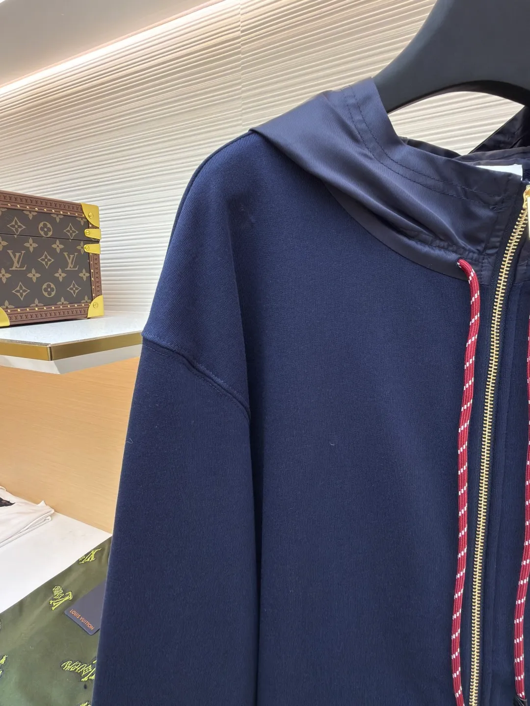 MIUMIU embroidered hooded sweatshirt ●Original version: purchased and developed by 13979 ●Item number: 1680807-B05 ●Fabric: fish scale fabric ●Technology: embroidery production ●Version: fitted version ●Weight: about 790 grams ●Size: S-M-L-XL ●Description: A single-sided fish-scale fabric woven with cotton as the base. The front is a smooth knitted surface, and the skin-contacting surface is formed into three-dimensional terry by the floating thread knitting technology of the knitting machine, which increases the fluffiness and has a delicate touch. The terry structure absorbs a large amount of water and evaporates quickly, so it is not easy to loosen and deform after repeated washing. The hat body and side pockets are made of nylon fabric, which is wear-resistant and has good wind resistance as the hat body. The 2*2 ribs formed by alternating longitudinal rows of front coils and longitudinal rows of back coils are still very elastic and have wide textures that fit the wrists and waist without a sense of restraint. The gaps between the coils allow air circulation without losing warmth. By actively interfering with the shrinkage potential of cotton fibers, the fabric is able to transition from changeable to stable, improving dimensional stability while being less prone to deformation and wrinkles. The high-precision calculation program system of the computerized embroidery machine controls the movement of the embroidery frame in the X/Y direction. At the same time, the needle shuttles up and down to embroider according to the set path. It automatically completes thread trimming, thread jumping and other actions to form a stitch track. It automatically adjusts the upper and lower thread tension to ensure that the stitches are smooth and free of floating threads, forming a high-precision letter pattern. The overall wiring is straight and delicate, the fabric is comfortable and soft, and the color is consistent without color difference. It can be matched with the same style to create a fashionable look and control various occasions. Customized accessories, complete with three standards, same style for men and women!