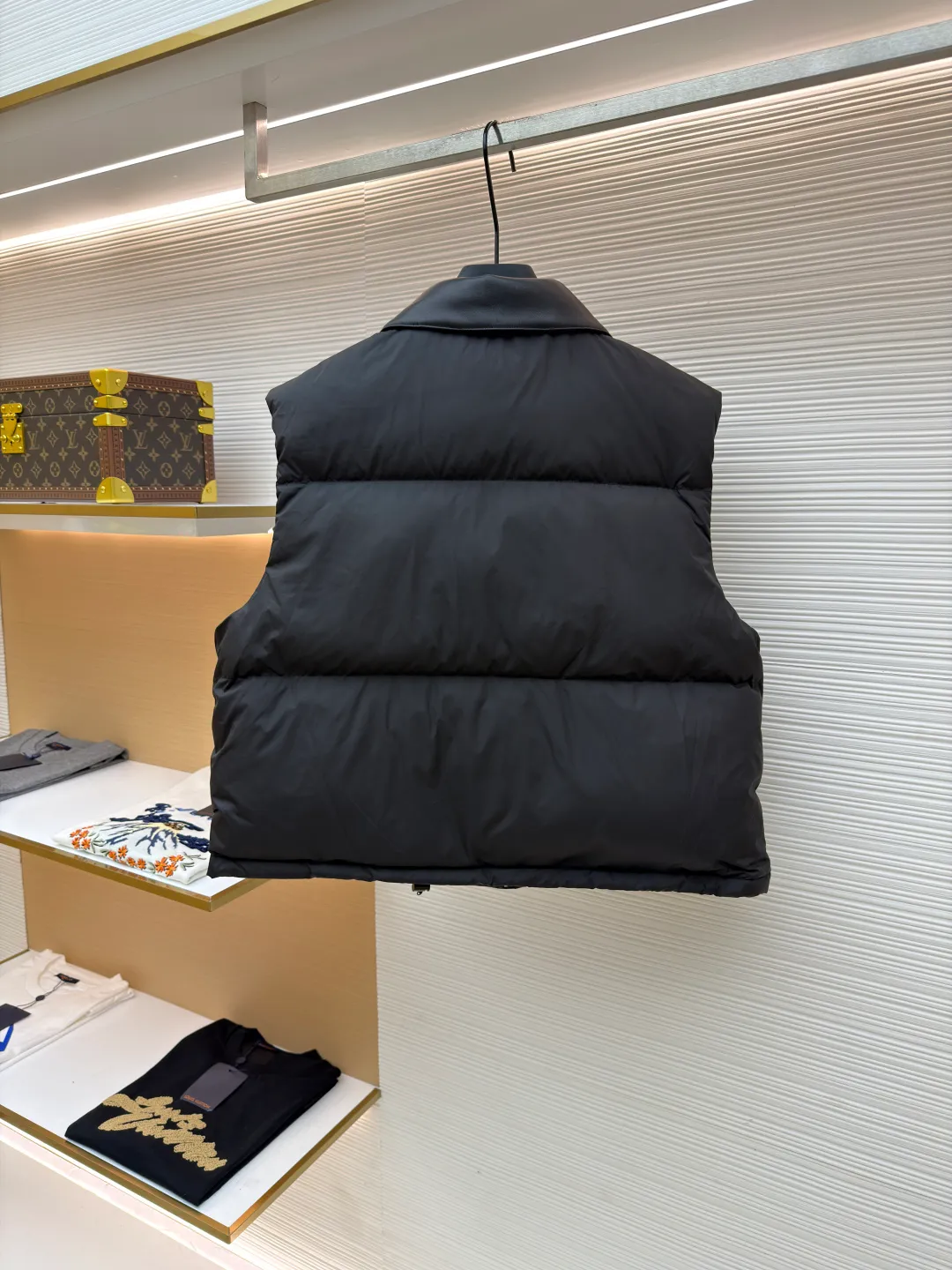 MIUMIU technology ponge down vest ●Item number: 1681319-C65 ●Material: white duck down fabric ●Technology: mechanical down filling ●Color: black ●Version: fitted version ●Weight: about 450 grams ●Size: S-M-L ●Description: This vest is made of lightweight and durable nylon fabric with down filling, taking into account warmth and fashion. The collar is made of genuine leather to improve the overall texture and warmth. The outer layer of high-density nylon is windproof and waterproof, lightweight and wear-resistant. The inner layer is filled with down, which has high fluffiness and warmth retention. It is made of national standard 90 white duck down and has a filling capacity of 190 grams to ensure excellent warmth retention. The down has been strictly screened and processed and is not easy to be drilled, ensuring durability. The letter pattern is displayed on the breast bag piece through glue printing. The printer scrapes the print 10 times to ensure the printing thickness, forming a micro-three-dimensional convex structure. The scraper pressure is even and the firmness is improved. After being cured at high temperature, the pigment is combined with the fabric fibers and is not easy to fall off due to friction. The overall wiring is straight and delicate, the fabric is comfortable and soft, and the color is consistent without color difference. It can be matched with the same style to create a fashionable look and control various occasions. Customized accessories, complete with three standards, same style for men and women!