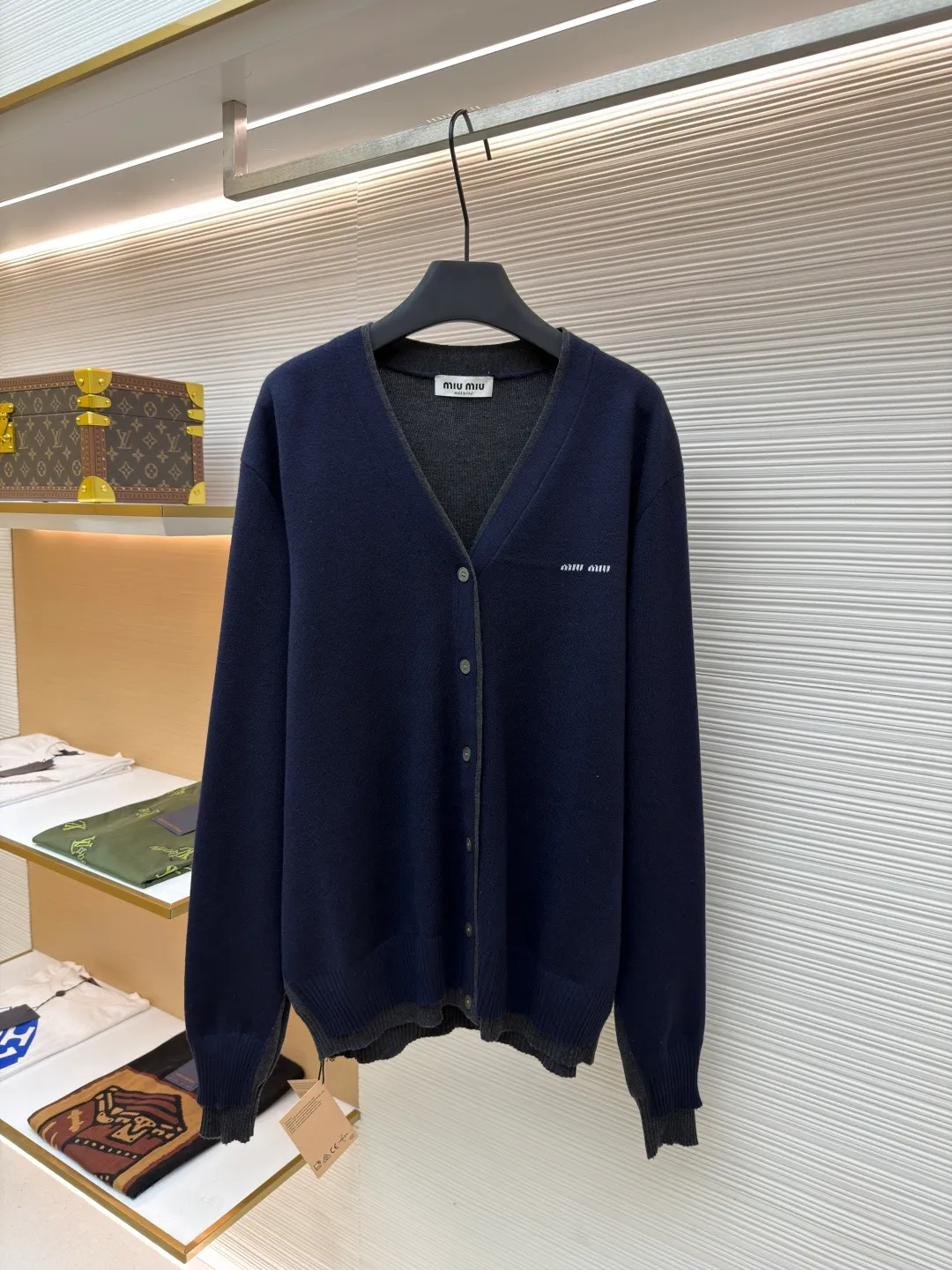Miu Miu inlaid logo sweater cardigan ●Original version: 32000 purchase and development ●Item number: 1680936-B25 ●Fabric: cashmere mercerized jacket fabric ●Technology: jacquard production ●Version: fitted version ●Weight: about 600 grams ●Size: 40-42-44-46 ●Description: Custom-woven cashmere mercerized jacket, soft and waxy texture, as soft as clouds, comfortable and skin-friendly High-grade gray scale is used to reconstruct the elegant order. Dark gray and tile gray form a subtle dialogue, laying out a sense of advanced layering. The exquisite Miu Miu logo dances on the left chest, making it highly recognizable. The V-neck arc follows ergonomics. The gentle twist of tile gray is hidden on the inside of the neckline. The two-stage ingenious design saves the worry of matching but retains the high-end sense of layering. The sense of high-end exudes from the inside out, and creates an ever-changing style. Made of jacquard tissue imported from Germany. Precisely control the arrangement and interweaving of yarns. Carefully interweave the Miu Miu logo jacquard art pattern inlay on the loom. The fabric is more vivid and three-dimensional, with double weaving and shaping composite technology. Use a special weaving method to simultaneously weave two layers of fabrics. Cashmere is woven into the upper section and silk is woven into the lower section. Precise stitching operation is performed to achieve a two-stage design. Flat and tight, and the garment is washed with soft and odor-removing technology. Professional washing equipment and specific detergents are used. Deep cleans and deodorizes clothes to improve their feel and appearance. The overall wiring is straight and delicate, the fabric is comfortable and soft, and the color is consistent without color difference. It can be matched with the same style to create a fashionable look and control various occasions. Customized accessories, complete with three standards, same style for men and women!