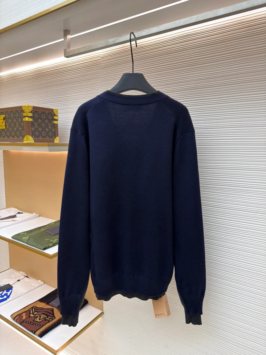 Miu Miu inlaid logo sweater cardigan ●Original version: 32000 purchase and development ●Item number: 1680936-B25 ●Fabric: cashmere mercerized jacket fabric ●Technology: jacquard production ●Version: fitted version ●Weight: about 600 grams ●Size: 40-42-44-46 ●Description: Custom-woven cashmere mercerized jacket, soft and waxy texture, as soft as clouds, comfortable and skin-friendly High-grade gray scale is used to reconstruct the elegant order. Dark gray and tile gray form a subtle dialogue, laying out a sense of advanced layering. The exquisite Miu Miu logo dances on the left chest, making it highly recognizable. The V-neck arc follows ergonomics. The gentle twist of tile gray is hidden on the inside of the neckline. The two-stage ingenious design saves the worry of matching but retains the high-end sense of layering. The sense of high-end exudes from the inside out, and creates an ever-changing style. Made of jacquard tissue imported from Germany. Precisely control the arrangement and interweaving of yarns. Carefully interweave the Miu Miu logo jacquard art pattern inlay on the loom. The fabric is more vivid and three-dimensional, with double weaving and shaping composite technology. Use a special weaving method to simultaneously weave two layers of fabrics. Cashmere is woven into the upper section and silk is woven into the lower section. Precise stitching operation is performed to achieve a two-stage design. Flat and tight, and the garment is washed with soft and odor-removing technology. Professional washing equipment and specific detergents are used. Deep cleans and deodorizes clothes to improve their feel and appearance. The overall wiring is straight and delicate, the fabric is comfortable and soft, and the color is consistent without color difference. It can be matched with the same style to create a fashionable look and control various occasions. Customized accessories, complete with three standards, same style for men and women!