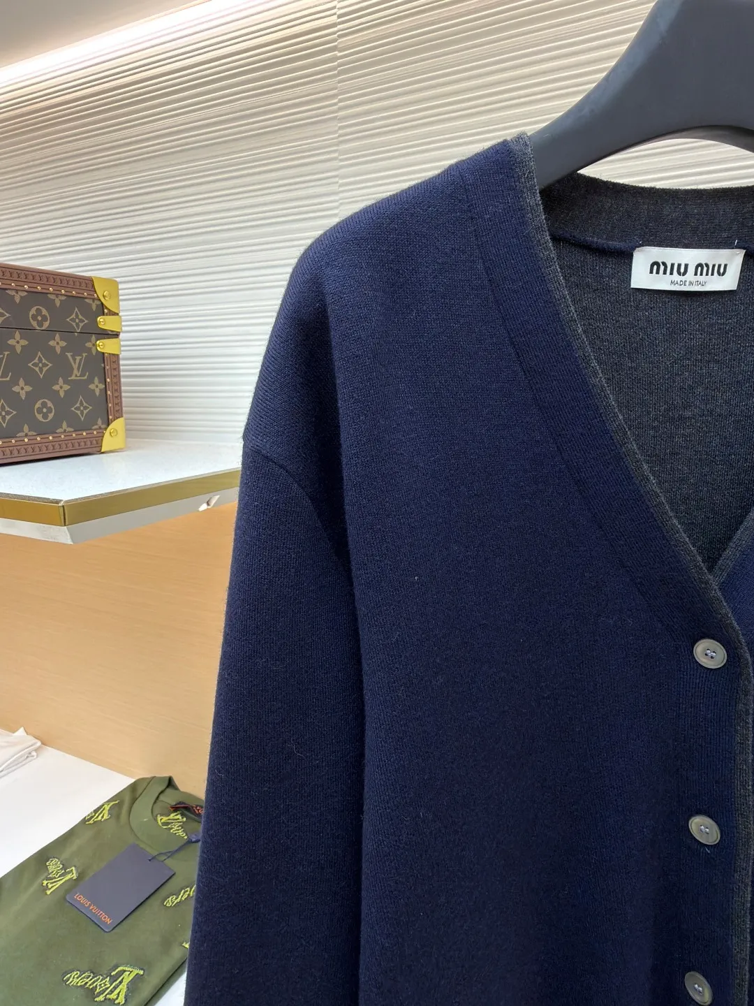 Miu Miu inlaid logo sweater cardigan ●Original version: 32000 purchase and development ●Item number: 1680936-B25 ●Fabric: cashmere mercerized jacket fabric ●Technology: jacquard production ●Version: fitted version ●Weight: about 600 grams ●Size: 40-42-44-46 ●Description: Custom-woven cashmere mercerized jacket, soft and waxy texture, as soft as clouds, comfortable and skin-friendly High-grade gray scale is used to reconstruct the elegant order. Dark gray and tile gray form a subtle dialogue, laying out a sense of advanced layering. The exquisite Miu Miu logo dances on the left chest, making it highly recognizable. The V-neck arc follows ergonomics. The gentle twist of tile gray is hidden on the inside of the neckline. The two-stage ingenious design saves the worry of matching but retains the high-end sense of layering. The sense of high-end exudes from the inside out, and creates an ever-changing style. Made of jacquard tissue imported from Germany. Precisely control the arrangement and interweaving of yarns. Carefully interweave the Miu Miu logo jacquard art pattern inlay on the loom. The fabric is more vivid and three-dimensional, with double weaving and shaping composite technology. Use a special weaving method to simultaneously weave two layers of fabrics. Cashmere is woven into the upper section and silk is woven into the lower section. Precise stitching operation is performed to achieve a two-stage design. Flat and tight, and the garment is washed with soft and odor-removing technology. Professional washing equipment and specific detergents are used. Deep cleans and deodorizes clothes to improve their feel and appearance. The overall wiring is straight and delicate, the fabric is comfortable and soft, and the color is consistent without color difference. It can be matched with the same style to create a fashionable look and control various occasions. Customized accessories, complete with three standards, same style for men and women!