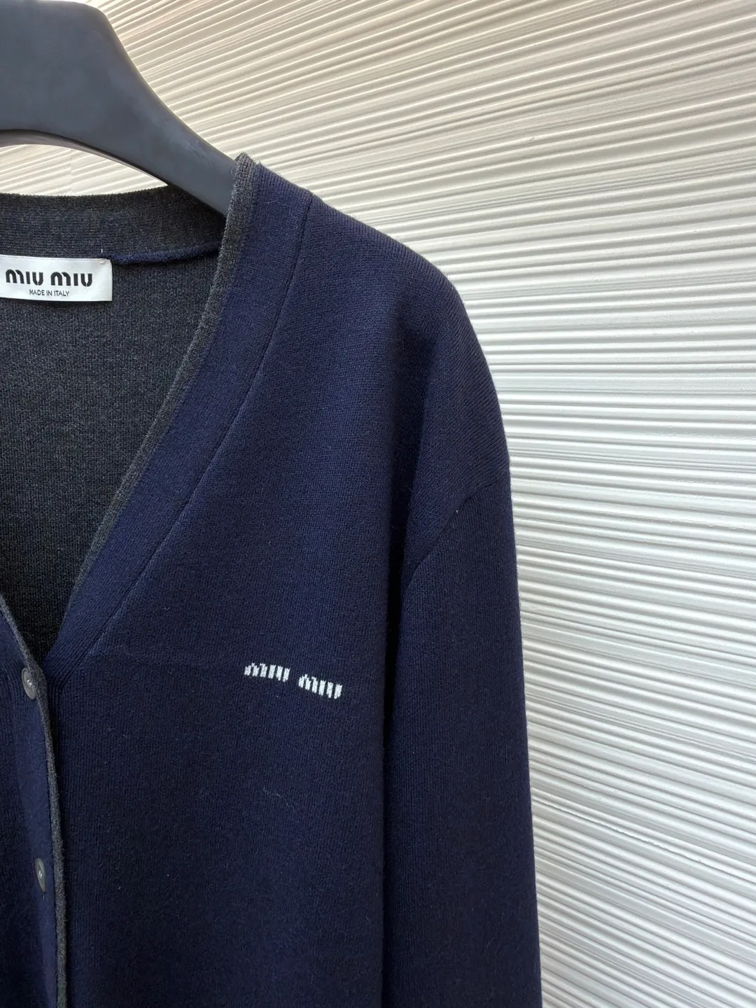Miu Miu inlaid logo sweater cardigan ●Original version: 32000 purchase and development ●Item number: 1680936-B25 ●Fabric: cashmere mercerized jacket fabric ●Technology: jacquard production ●Version: fitted version ●Weight: about 600 grams ●Size: 40-42-44-46 ●Description: Custom-woven cashmere mercerized jacket, soft and waxy texture, as soft as clouds, comfortable and skin-friendly High-grade gray scale is used to reconstruct the elegant order. Dark gray and tile gray form a subtle dialogue, laying out a sense of advanced layering. The exquisite Miu Miu logo dances on the left chest, making it highly recognizable. The V-neck arc follows ergonomics. The gentle twist of tile gray is hidden on the inside of the neckline. The two-stage ingenious design saves the worry of matching but retains the high-end sense of layering. The sense of high-end exudes from the inside out, and creates an ever-changing style. Made of jacquard tissue imported from Germany. Precisely control the arrangement and interweaving of yarns. Carefully interweave the Miu Miu logo jacquard art pattern inlay on the loom. The fabric is more vivid and three-dimensional, with double weaving and shaping composite technology. Use a special weaving method to simultaneously weave two layers of fabrics. Cashmere is woven into the upper section and silk is woven into the lower section. Precise stitching operation is performed to achieve a two-stage design. Flat and tight, and the garment is washed with soft and odor-removing technology. Professional washing equipment and specific detergents are used. Deep cleans and deodorizes clothes to improve their feel and appearance. The overall wiring is straight and delicate, the fabric is comfortable and soft, and the color is consistent without color difference. It can be matched with the same style to create a fashionable look and control various occasions. Customized accessories, complete with three standards, same style for men and women!