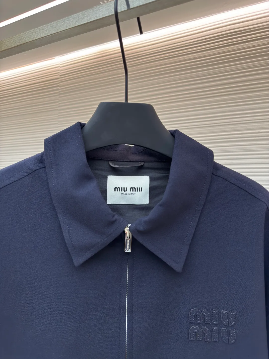 MIUMIU shirt jacket ●Authentic product: Purchased and developed by 18979 ●Item number: 1680394-B30 ●Fabric: ribbed fabric ●Technology: made on positioning cutting machine ●Type: fitted version ●Weight: about 625 grams ●Size: S-M-L-XL ●Description: Men's clothing item that is both fashionable and practical Featuring a simple yet stylish design, this jacket features a unisex, loose fit with a relaxed, languid accent. Its design is simple and elegant, easy to match with various clothing, whether it is casual wear or formal wear, so it has high wearability. In terms of color, it adopts navy blue dark style, which is not only stain-resistant and easy to care for, but also shows a mature and stable masculine temperament. In addition, as an internationally renowned luxury brand, MIUMIU also has strict control over the materials and craftsmanship of its men's jackets. Usually high-quality fabrics and fine workmanship are used to ensure that each product can achieve the best wearing experience. The overall wiring is straight and delicate, the fabric is comfortable and soft, and the color is consistent without color difference. It can be matched with the same style to create a fashionable look and control various occasions. Customized accessories, complete with three standards, same style for men and women!