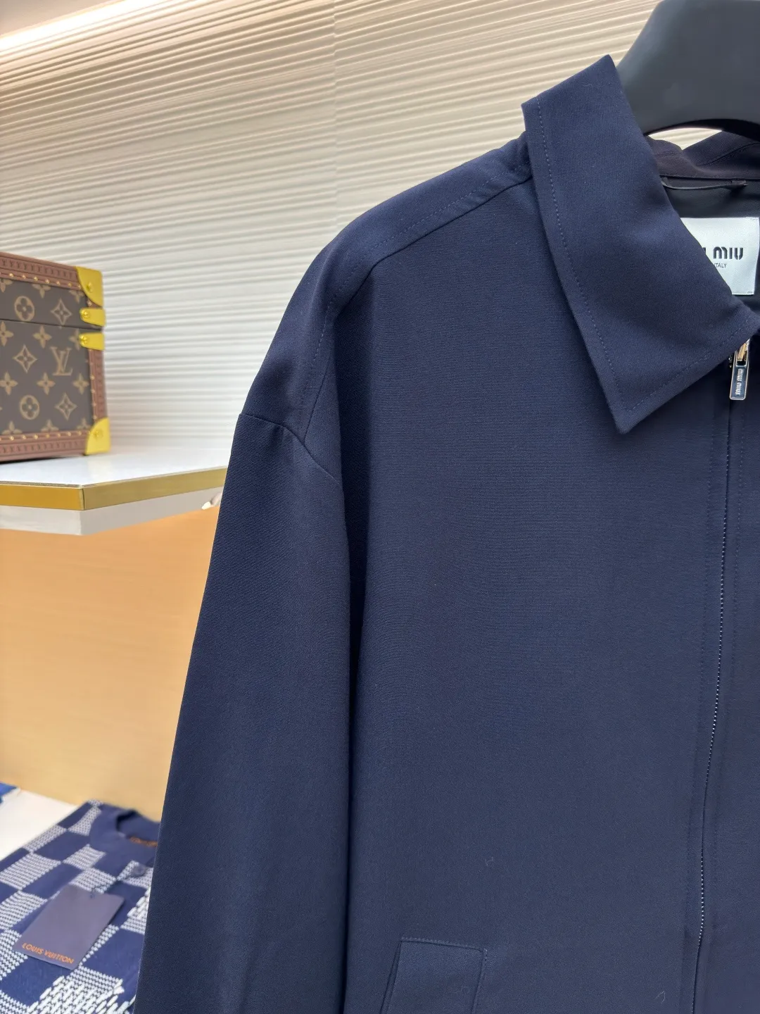 MIUMIU shirt jacket ●Authentic product: Purchased and developed by 18979 ●Item number: 1680394-B30 ●Fabric: ribbed fabric ●Technology: made on positioning cutting machine ●Type: fitted version ●Weight: about 625 grams ●Size: S-M-L-XL ●Description: Men's clothing item that is both fashionable and practical Featuring a simple yet stylish design, this jacket features a unisex, loose fit with a relaxed, languid accent. Its design is simple and elegant, easy to match with various clothing, whether it is casual wear or formal wear, so it has high wearability. In terms of color, it adopts navy blue dark style, which is not only stain-resistant and easy to care for, but also shows a mature and stable masculine temperament. In addition, as an internationally renowned luxury brand, MIUMIU also has strict control over the materials and craftsmanship of its men's jackets. Usually high-quality fabrics and fine workmanship are used to ensure that each product can achieve the best wearing experience. The overall wiring is straight and delicate, the fabric is comfortable and soft, and the color is consistent without color difference. It can be matched with the same style to create a fashionable look and control various occasions. Customized accessories, complete with three standards, same style for men and women!