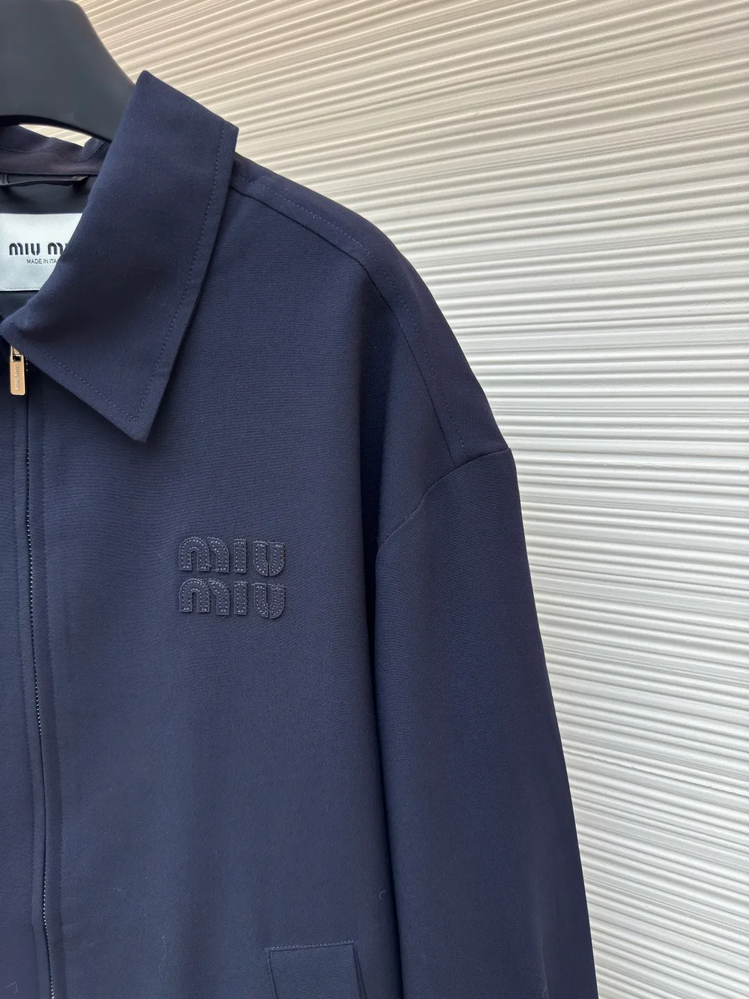 MIUMIU shirt jacket ●Authentic product: Purchased and developed by 18979 ●Item number: 1680394-B30 ●Fabric: ribbed fabric ●Technology: made on positioning cutting machine ●Type: fitted version ●Weight: about 625 grams ●Size: S-M-L-XL ●Description: Men's clothing item that is both fashionable and practical Featuring a simple yet stylish design, this jacket features a unisex, loose fit with a relaxed, languid accent. Its design is simple and elegant, easy to match with various clothing, whether it is casual wear or formal wear, so it has high wearability. In terms of color, it adopts navy blue dark style, which is not only stain-resistant and easy to care for, but also shows a mature and stable masculine temperament. In addition, as an internationally renowned luxury brand, MIUMIU also has strict control over the materials and craftsmanship of its men's jackets. Usually high-quality fabrics and fine workmanship are used to ensure that each product can achieve the best wearing experience. The overall wiring is straight and delicate, the fabric is comfortable and soft, and the color is consistent without color difference. It can be matched with the same style to create a fashionable look and control various occasions. Customized accessories, complete with three standards, same style for men and women!
