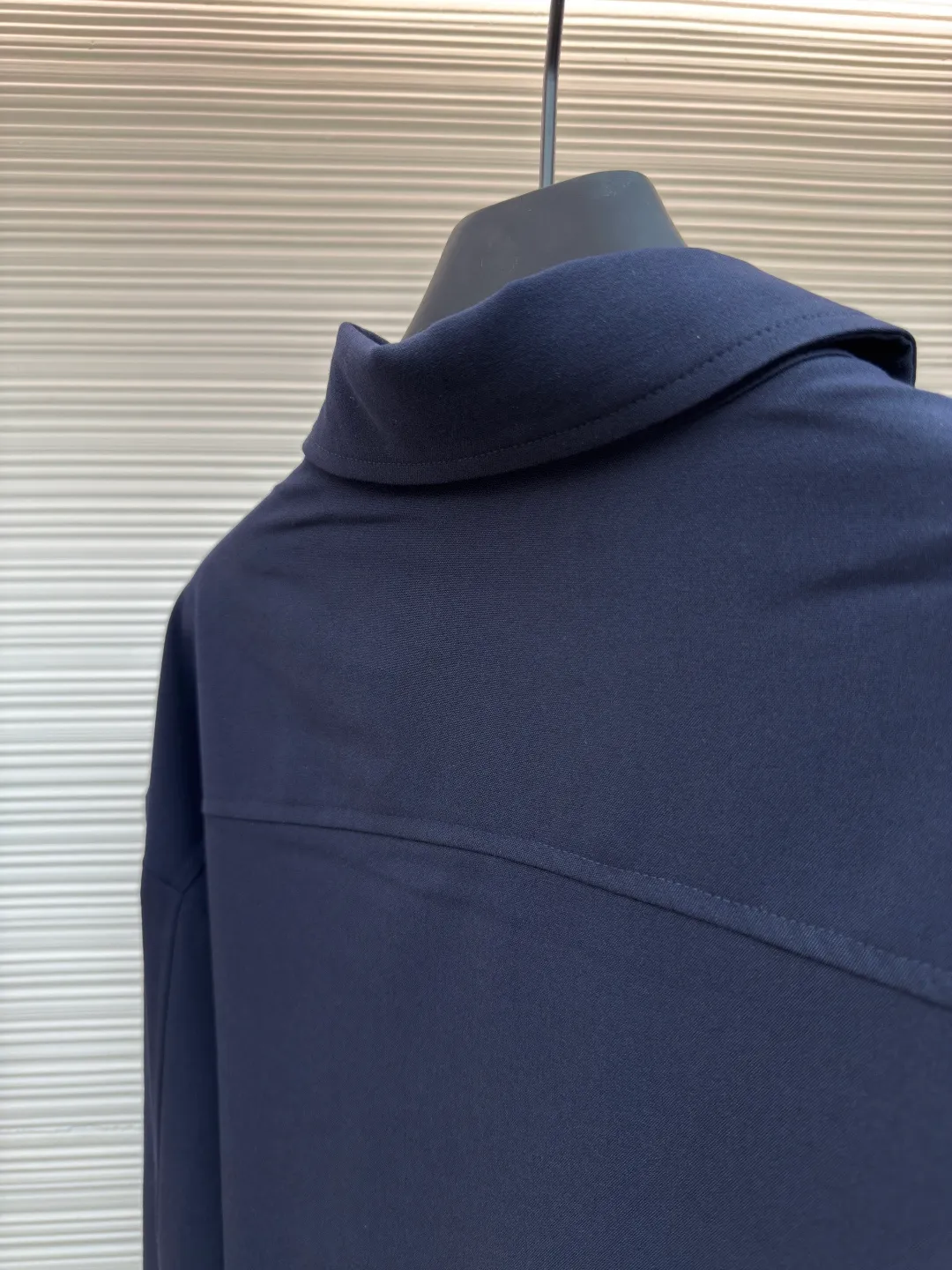MIUMIU shirt jacket ●Authentic product: Purchased and developed by 18979 ●Item number: 1680394-B30 ●Fabric: ribbed fabric ●Technology: made on positioning cutting machine ●Type: fitted version ●Weight: about 625 grams ●Size: S-M-L-XL ●Description: Men's clothing item that is both fashionable and practical Featuring a simple yet stylish design, this jacket features a unisex, loose fit with a relaxed, languid accent. Its design is simple and elegant, easy to match with various clothing, whether it is casual wear or formal wear, so it has high wearability. In terms of color, it adopts navy blue dark style, which is not only stain-resistant and easy to care for, but also shows a mature and stable masculine temperament. In addition, as an internationally renowned luxury brand, MIUMIU also has strict control over the materials and craftsmanship of its men's jackets. Usually high-quality fabrics and fine workmanship are used to ensure that each product can achieve the best wearing experience. The overall wiring is straight and delicate, the fabric is comfortable and soft, and the color is consistent without color difference. It can be matched with the same style to create a fashionable look and control various occasions. Customized accessories, complete with three standards, same style for men and women!