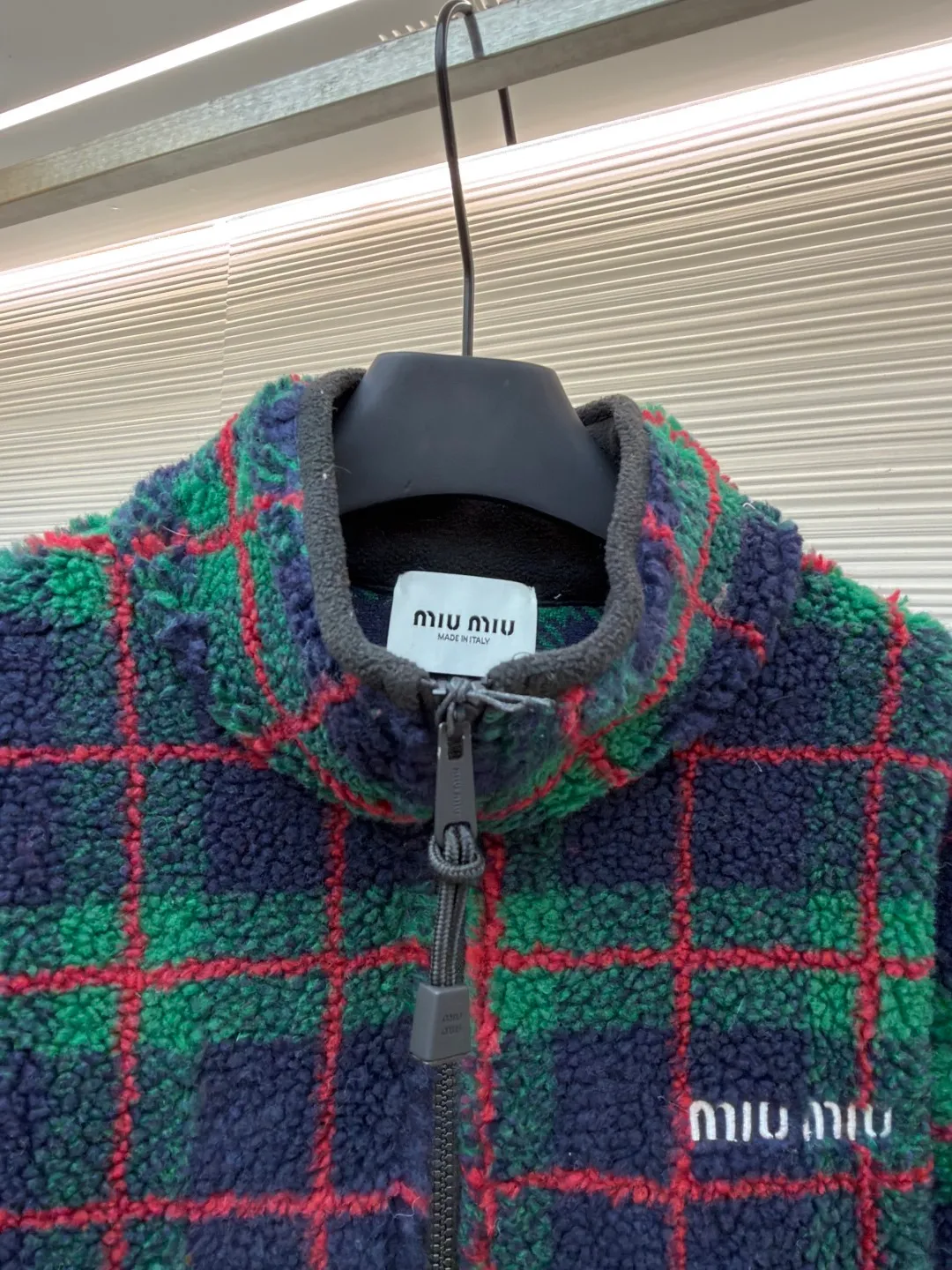 MIUMIU sherpa plaid embroidered zipper jacket ●Original version: Purchased and developed in 20100 ●Item number: 1682024-B25 ●Fabric: wool fabric ●Technology: embroidery production ●Color: red and green ●Type: fitted version ●Weight: about 810 grams ●Size: S-M-L-XL ●Description: Made of 80% wool, 20% cotton. This fabric is originally woven and dyed, 100% restored. The lining pocket fabric is made of 100% nylon material and the back collar is matched with 100% wool teddy fleece. The zipper is made of nylon and rubber teeth, and the pull teeth are made of European rubber teeth. The hem has an original engraved elastic buckle. The embroidery adopts 3D three-dimensional embroidery technology, and the embroidered logo is full and three-dimensional. Presenting high-end visual effects. The classic jacket is reinterpreted here, with wool added for added thickness and softness. The classic plaid pattern draws inspiration from menswear style, reinterpreting the style code of sporty femininity. Oversize version. Unlined long-sleeved stand collar. Front zippered side pockets. Double-ended crochet hem. Embroidered logo. The overall wiring is straight and delicate, the fabric is comfortable and soft, and the color is consistent without color difference. It can be matched with the same style to create a fashionable look and control various occasions. Customized accessories, complete with three standards, same style for men and women!