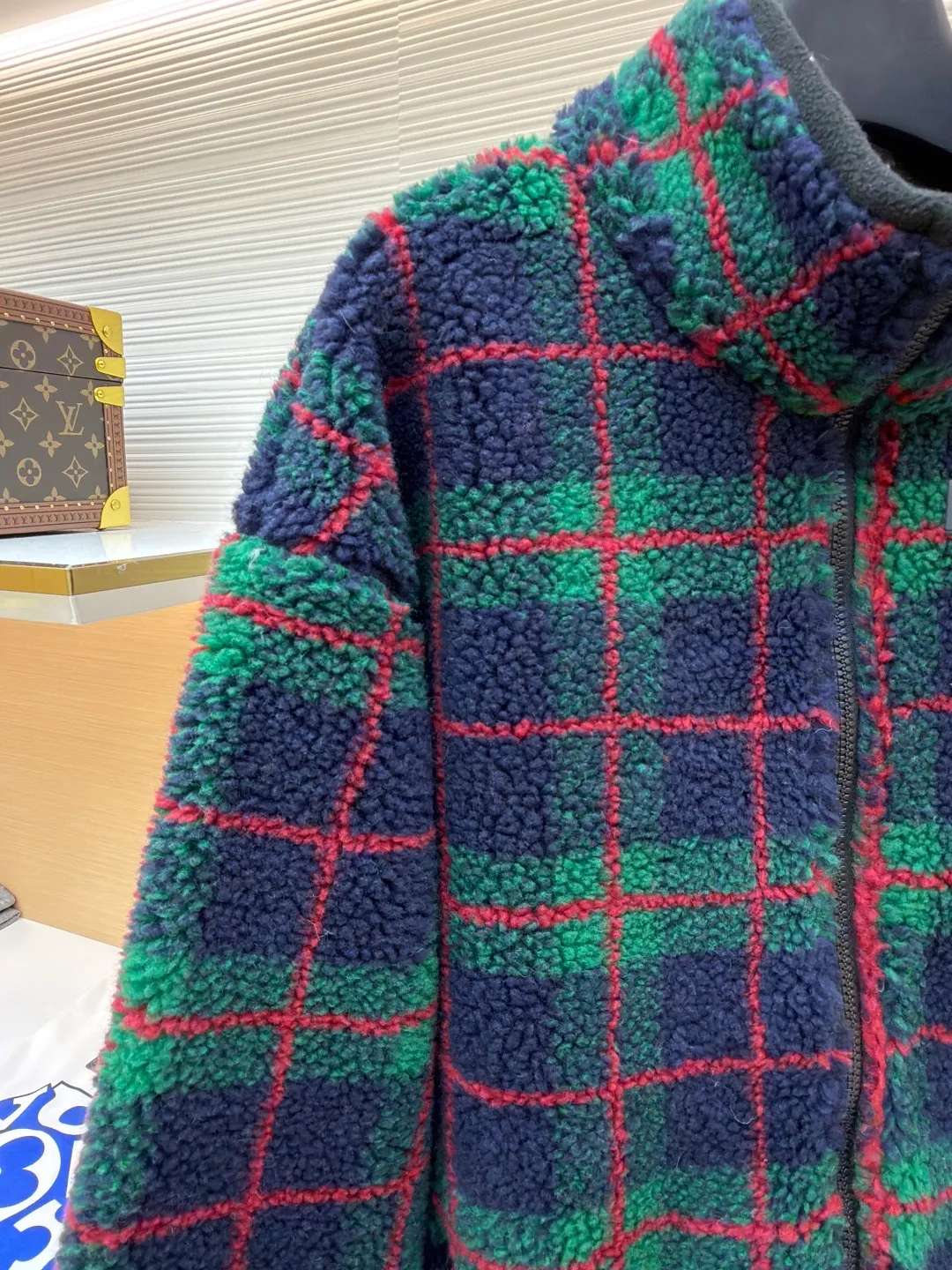 MIUMIU sherpa plaid embroidered zipper jacket ●Original version: Purchased and developed in 20100 ●Item number: 1682024-B25 ●Fabric: wool fabric ●Technology: embroidery production ●Color: red and green ●Type: fitted version ●Weight: about 810 grams ●Size: S-M-L-XL ●Description: Made of 80% wool, 20% cotton. This fabric is originally woven and dyed, 100% restored. The lining pocket fabric is made of 100% nylon material and the back collar is matched with 100% wool teddy fleece. The zipper is made of nylon and rubber teeth, and the pull teeth are made of European rubber teeth. The hem has an original engraved elastic buckle. The embroidery adopts 3D three-dimensional embroidery technology, and the embroidered logo is full and three-dimensional. Presenting high-end visual effects. The classic jacket is reinterpreted here, with wool added for added thickness and softness. The classic plaid pattern draws inspiration from menswear style, reinterpreting the style code of sporty femininity. Oversize version. Unlined long-sleeved stand collar. Front zippered side pockets. Double-ended crochet hem. Embroidered logo. The overall wiring is straight and delicate, the fabric is comfortable and soft, and the color is consistent without color difference. It can be matched with the same style to create a fashionable look and control various occasions. Customized accessories, complete with three standards, same style for men and women!