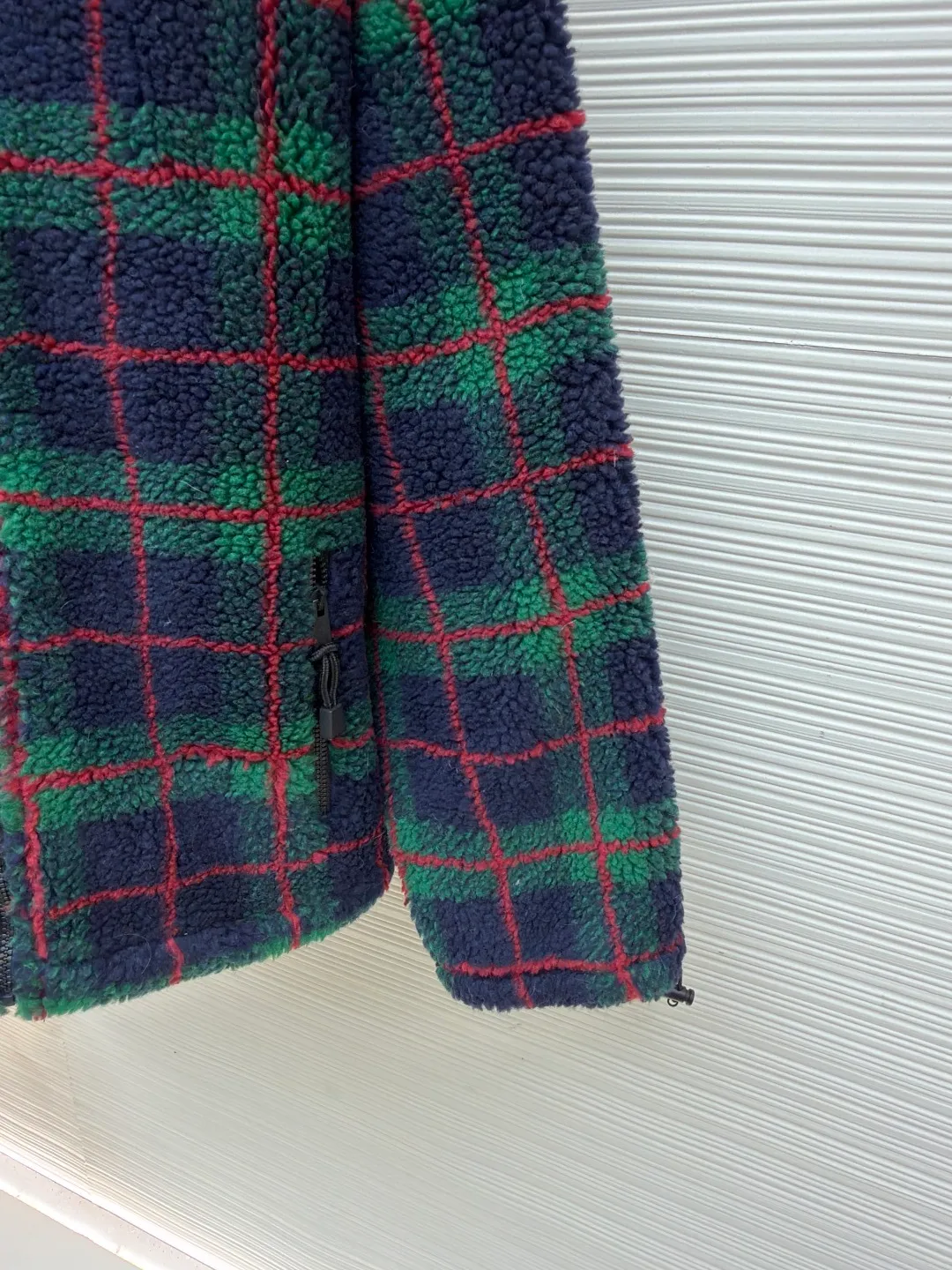 MIUMIU sherpa plaid embroidered zipper jacket ●Original version: Purchased and developed in 20100 ●Item number: 1682024-B25 ●Fabric: wool fabric ●Technology: embroidery production ●Color: red and green ●Type: fitted version ●Weight: about 810 grams ●Size: S-M-L-XL ●Description: Made of 80% wool, 20% cotton. This fabric is originally woven and dyed, 100% restored. The lining pocket fabric is made of 100% nylon material and the back collar is matched with 100% wool teddy fleece. The zipper is made of nylon and rubber teeth, and the pull teeth are made of European rubber teeth. The hem has an original engraved elastic buckle. The embroidery adopts 3D three-dimensional embroidery technology, and the embroidered logo is full and three-dimensional. Presenting high-end visual effects. The classic jacket is reinterpreted here, with wool added for added thickness and softness. The classic plaid pattern draws inspiration from menswear style, reinterpreting the style code of sporty femininity. Oversize version. Unlined long-sleeved stand collar. Front zippered side pockets. Double-ended crochet hem. Embroidered logo. The overall wiring is straight and delicate, the fabric is comfortable and soft, and the color is consistent without color difference. It can be matched with the same style to create a fashionable look and control various occasions. Customized accessories, complete with three standards, same style for men and women!