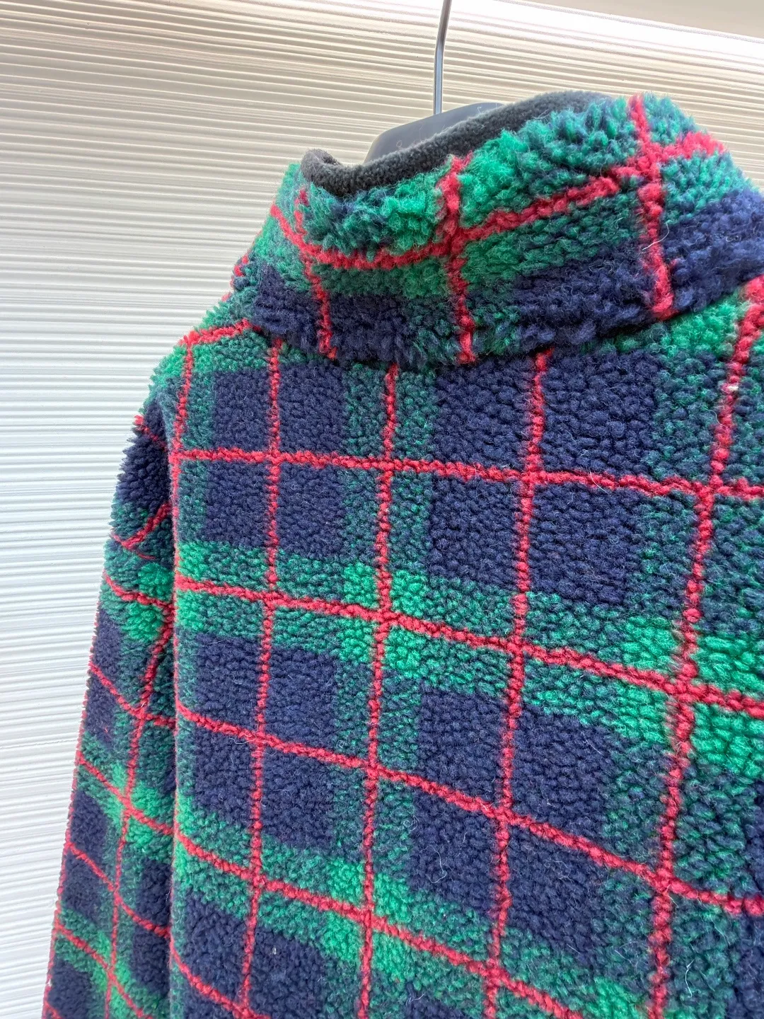 MIUMIU sherpa plaid embroidered zipper jacket ●Original version: Purchased and developed in 20100 ●Item number: 1682024-B25 ●Fabric: wool fabric ●Technology: embroidery production ●Color: red and green ●Type: fitted version ●Weight: about 810 grams ●Size: S-M-L-XL ●Description: Made of 80% wool, 20% cotton. This fabric is originally woven and dyed, 100% restored. The lining pocket fabric is made of 100% nylon material and the back collar is matched with 100% wool teddy fleece. The zipper is made of nylon and rubber teeth, and the pull teeth are made of European rubber teeth. The hem has an original engraved elastic buckle. The embroidery adopts 3D three-dimensional embroidery technology, and the embroidered logo is full and three-dimensional. Presenting high-end visual effects. The classic jacket is reinterpreted here, with wool added for added thickness and softness. The classic plaid pattern draws inspiration from menswear style, reinterpreting the style code of sporty femininity. Oversize version. Unlined long-sleeved stand collar. Front zippered side pockets. Double-ended crochet hem. Embroidered logo. The overall wiring is straight and delicate, the fabric is comfortable and soft, and the color is consistent without color difference. It can be matched with the same style to create a fashionable look and control various occasions. Customized accessories, complete with three standards, same style for men and women!