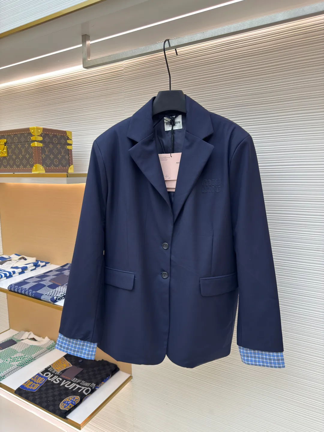 MIUMIU patch-sleeve wool suit ●Authentic product: Purchased and developed for 28900 ●Item number: 1680200-B90 ●Fabric: wool fabric ●Technology: splicing ●Version: fitted version ●Weight: about 725 grams ●Size: 40-42-44-46 ●Description: Original fabric custom-made, blended with 100% wool fabric, navy blue tailor-dyed fabric treated with blue light It is full of high-end feel, and the plaid fabric that focuses on the sleeves is also custom-made with yarn dyeing. There is no difference in the size of the plaid. The workmanship of the suit is super cumbersome. The craftsmanship and procedures lead to the combination of the padding and the ironing of the bone positions, which need to be repeatedly ironed in the semi-finished product. The overall wiring is straight and delicate, the fabric is comfortable and soft, and the color is consistent without color difference. It can be matched with the same style to create a fashionable look and control various occasions. Customized accessories, complete with three standards, same style for men and women!