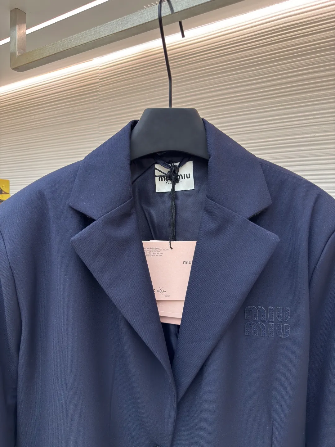 MIUMIU patch-sleeve wool suit ●Authentic product: Purchased and developed for 28900 ●Item number: 1680200-B90 ●Fabric: wool fabric ●Technology: splicing ●Version: fitted version ●Weight: about 725 grams ●Size: 40-42-44-46 ●Description: Original fabric custom-made, blended with 100% wool fabric, navy blue tailor-dyed fabric treated with blue light It is full of high-end feel, and the plaid fabric that focuses on the sleeves is also custom-made with yarn dyeing. There is no difference in the size of the plaid. The workmanship of the suit is super cumbersome. The craftsmanship and procedures lead to the combination of the padding and the ironing of the bone positions, which need to be repeatedly ironed in the semi-finished product. The overall wiring is straight and delicate, the fabric is comfortable and soft, and the color is consistent without color difference. It can be matched with the same style to create a fashionable look and control various occasions. Customized accessories, complete with three standards, same style for men and women!