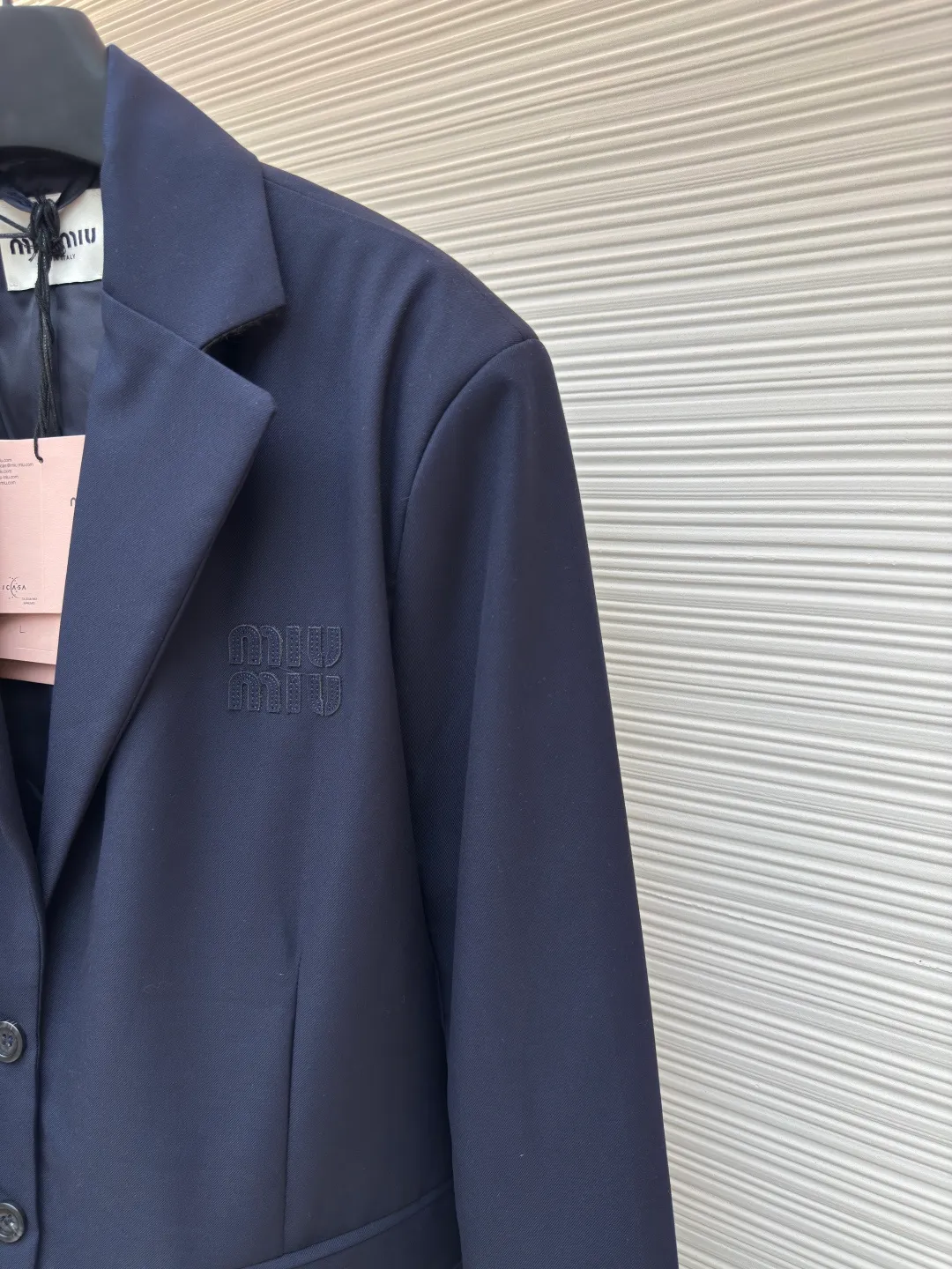 MIUMIU patch-sleeve wool suit ●Authentic product: Purchased and developed for 28900 ●Item number: 1680200-B90 ●Fabric: wool fabric ●Technology: splicing ●Version: fitted version ●Weight: about 725 grams ●Size: 40-42-44-46 ●Description: Original fabric custom-made, blended with 100% wool fabric, navy blue tailor-dyed fabric treated with blue light It is full of high-end feel, and the plaid fabric that focuses on the sleeves is also custom-made with yarn dyeing. There is no difference in the size of the plaid. The workmanship of the suit is super cumbersome. The craftsmanship and procedures lead to the combination of the padding and the ironing of the bone positions, which need to be repeatedly ironed in the semi-finished product. The overall wiring is straight and delicate, the fabric is comfortable and soft, and the color is consistent without color difference. It can be matched with the same style to create a fashionable look and control various occasions. Customized accessories, complete with three standards, same style for men and women!