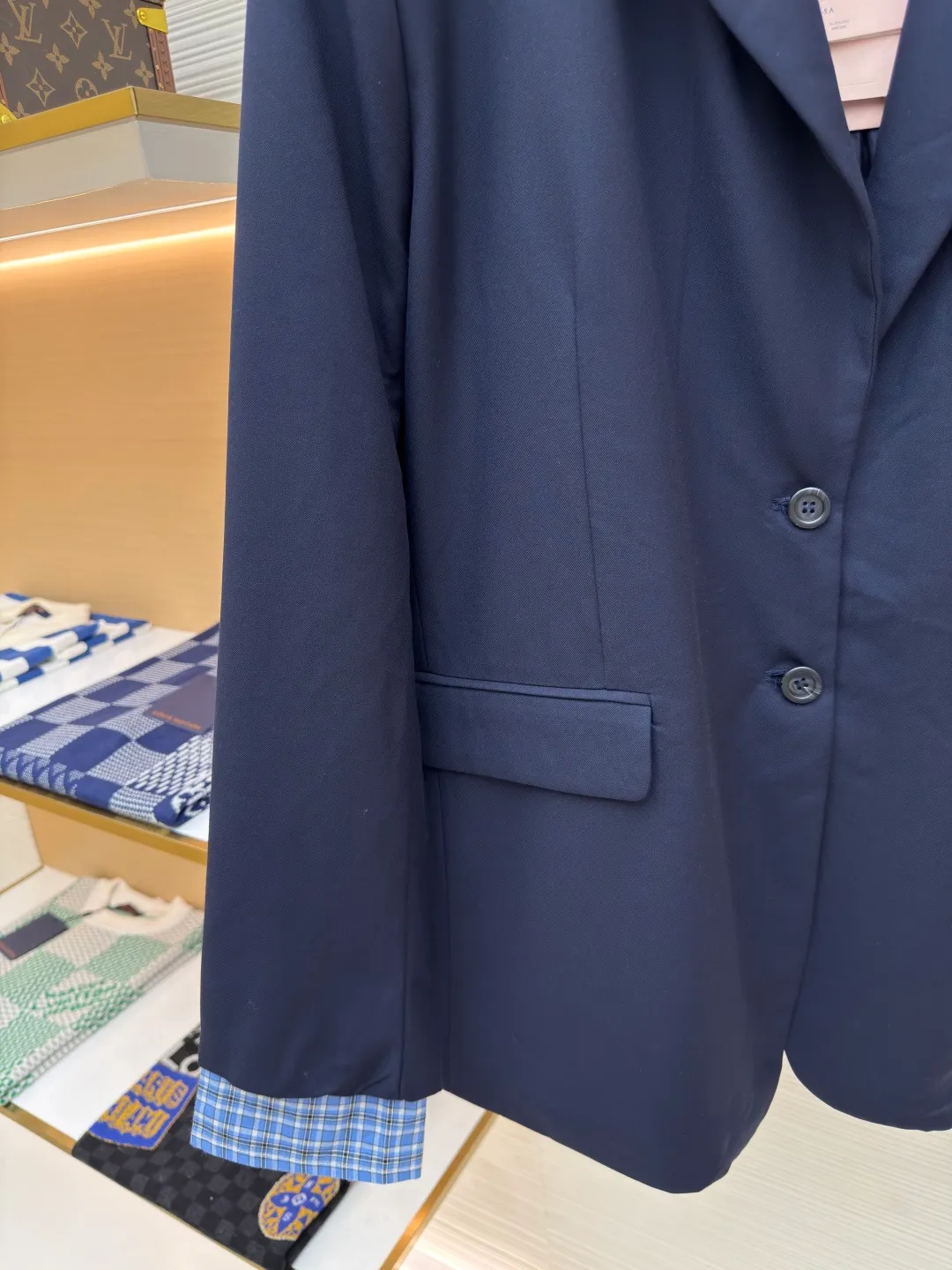 MIUMIU patch-sleeve wool suit ●Authentic product: Purchased and developed for 28900 ●Item number: 1680200-B90 ●Fabric: wool fabric ●Technology: splicing ●Version: fitted version ●Weight: about 725 grams ●Size: 40-42-44-46 ●Description: Original fabric custom-made, blended with 100% wool fabric, navy blue tailor-dyed fabric treated with blue light It is full of high-end feel, and the plaid fabric that focuses on the sleeves is also custom-made with yarn dyeing. There is no difference in the size of the plaid. The workmanship of the suit is super cumbersome. The craftsmanship and procedures lead to the combination of the padding and the ironing of the bone positions, which need to be repeatedly ironed in the semi-finished product. The overall wiring is straight and delicate, the fabric is comfortable and soft, and the color is consistent without color difference. It can be matched with the same style to create a fashionable look and control various occasions. Customized accessories, complete with three standards, same style for men and women!