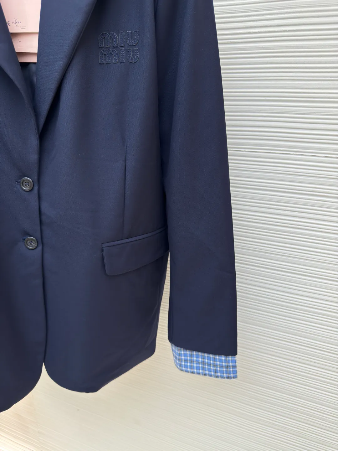 MIUMIU patch-sleeve wool suit ●Authentic product: Purchased and developed for 28900 ●Item number: 1680200-B90 ●Fabric: wool fabric ●Technology: splicing ●Version: fitted version ●Weight: about 725 grams ●Size: 40-42-44-46 ●Description: Original fabric custom-made, blended with 100% wool fabric, navy blue tailor-dyed fabric treated with blue light It is full of high-end feel, and the plaid fabric that focuses on the sleeves is also custom-made with yarn dyeing. There is no difference in the size of the plaid. The workmanship of the suit is super cumbersome. The craftsmanship and procedures lead to the combination of the padding and the ironing of the bone positions, which need to be repeatedly ironed in the semi-finished product. The overall wiring is straight and delicate, the fabric is comfortable and soft, and the color is consistent without color difference. It can be matched with the same style to create a fashionable look and control various occasions. Customized accessories, complete with three standards, same style for men and women!