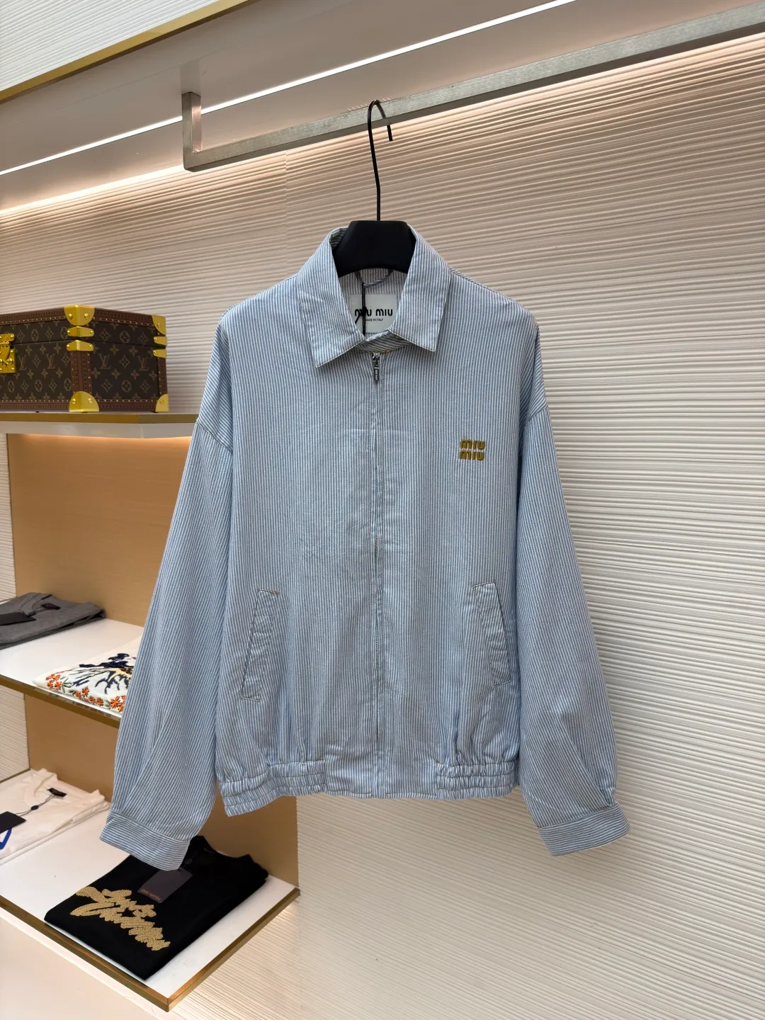 MIUMIU vertical striped jacket ●Original version: Purchased and developed at 16999 ●Item number: 1681202-A85 ●Fabric: washed cotton fabric ●Technology: Enzyme washed and faded production ●Color: blue ●Version: Fitted version ●Weight: about 440 grams ●Size: 36-38-40-42 ●Description: Yarn-dyed washed cotton The stripes woven from the yarn are restored to the same texture as YB after enzyme washing and fading. The chest embroidered with imported machine-operated letters is dense and does not fall off the line. The workmanship on the inside is exquisite. It is worth mentioning that the pockets are three-dimensional patch pockets that are spliced and filled to create a three-dimensional effect. The pockets are accurately positioned. The shape has not been changed and can be worn by both men and women. The overall wiring is straight and delicate, the fabric is comfortable and soft, and the color is consistent without color difference. It can be matched with the same style to create a fashionable look and control various occasions. Customized accessories, complete with three standards, same style for men and women!