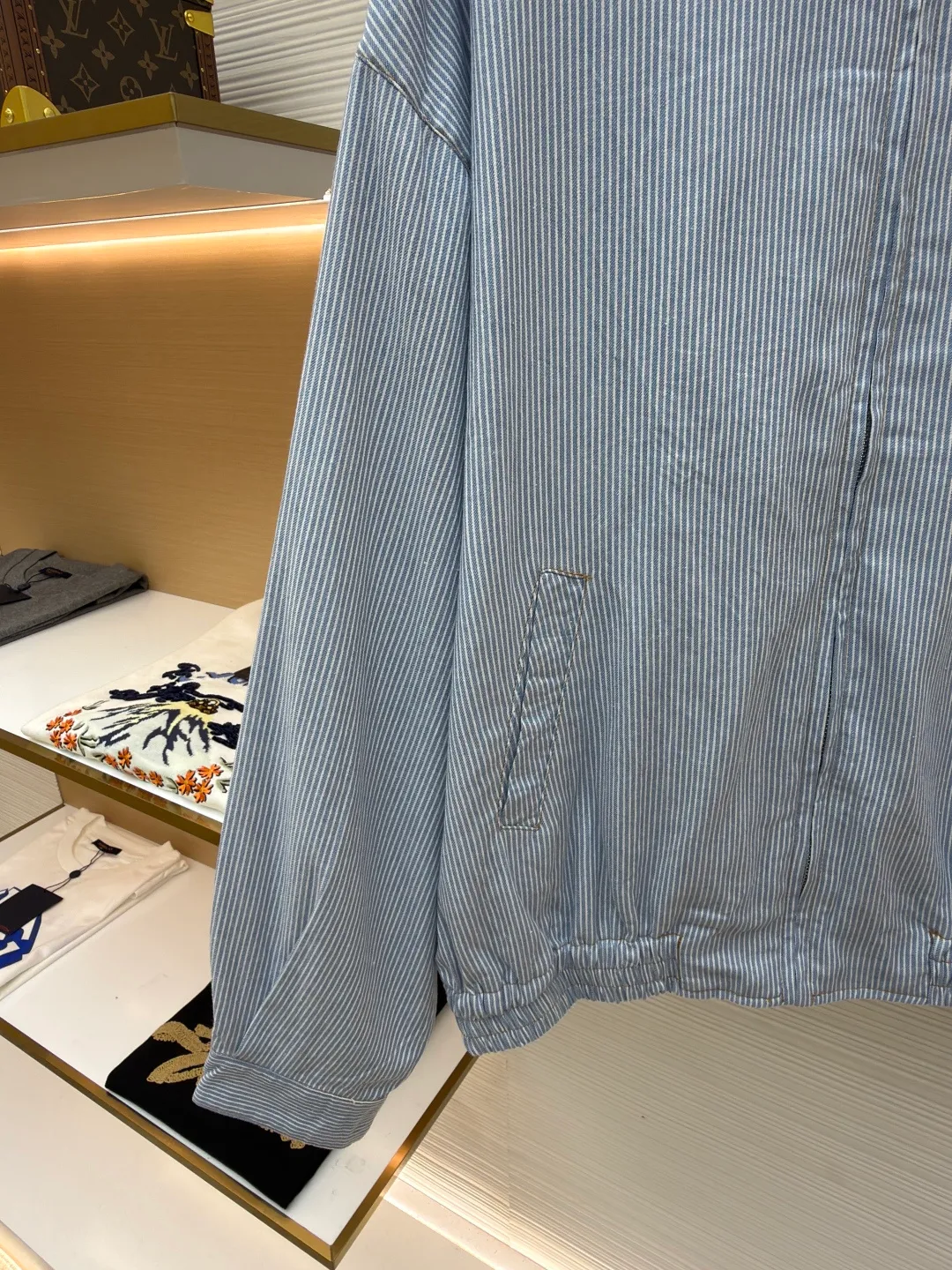 MIUMIU vertical striped jacket ●Original version: Purchased and developed at 16999 ●Item number: 1681202-A85 ●Fabric: washed cotton fabric ●Technology: Enzyme washed and faded production ●Color: blue ●Version: Fitted version ●Weight: about 440 grams ●Size: 36-38-40-42 ●Description: Yarn-dyed washed cotton The stripes woven from the yarn are restored to the same texture as YB after enzyme washing and fading. The chest embroidered with imported machine-operated letters is dense and does not fall off the line. The workmanship on the inside is exquisite. It is worth mentioning that the pockets are three-dimensional patch pockets that are spliced and filled to create a three-dimensional effect. The pockets are accurately positioned. The shape has not been changed and can be worn by both men and women. The overall wiring is straight and delicate, the fabric is comfortable and soft, and the color is consistent without color difference. It can be matched with the same style to create a fashionable look and control various occasions. Customized accessories, complete with three standards, same style for men and women!
