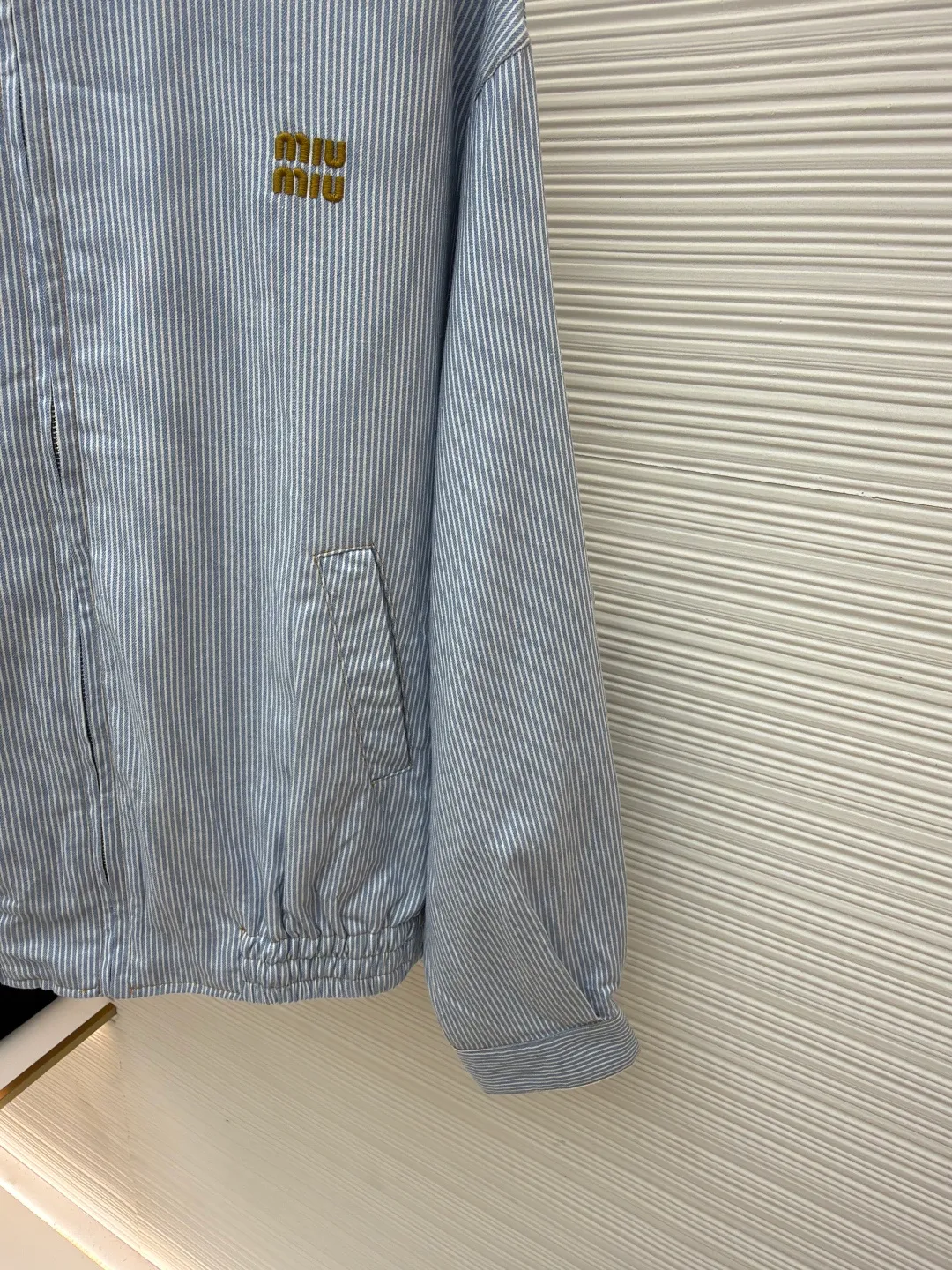 MIUMIU vertical striped jacket ●Original version: Purchased and developed at 16999 ●Item number: 1681202-A85 ●Fabric: washed cotton fabric ●Technology: Enzyme washed and faded production ●Color: blue ●Version: Fitted version ●Weight: about 440 grams ●Size: 36-38-40-42 ●Description: Yarn-dyed washed cotton The stripes woven from the yarn are restored to the same texture as YB after enzyme washing and fading. The chest embroidered with imported machine-operated letters is dense and does not fall off the line. The workmanship on the inside is exquisite. It is worth mentioning that the pockets are three-dimensional patch pockets that are spliced and filled to create a three-dimensional effect. The pockets are accurately positioned. The shape has not been changed and can be worn by both men and women. The overall wiring is straight and delicate, the fabric is comfortable and soft, and the color is consistent without color difference. It can be matched with the same style to create a fashionable look and control various occasions. Customized accessories, complete with three standards, same style for men and women!