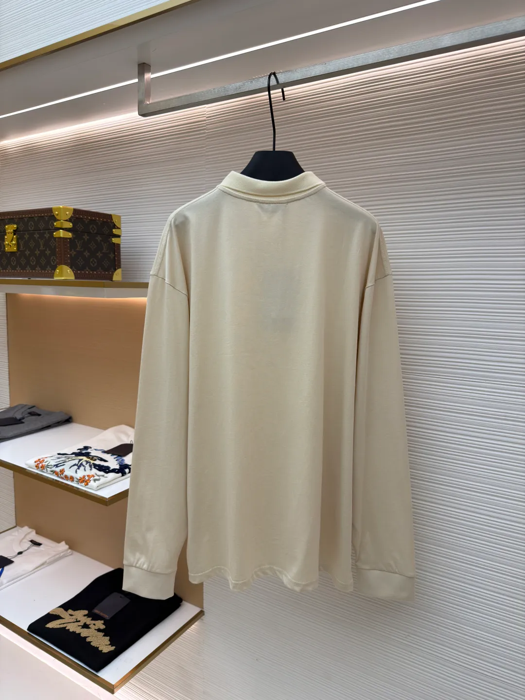 MIUMIU beige small label embroidered Polo shirt ●Original version: Purchased and developed for 7999 ●Item number: 1681269-A15 ●Material: worsted wool fabric ●Technology: embroidery production ●Color: beige ●Version: fitted version ●Weight: about 305 grams ●Size: The most popular dopamine color series in 24 years. Ready-made garments are pre-shrunk at high temperature. Imported embroidery technology is used to produce classic letters and small logos. It can be lightly machine washed. It is not easy to pill and is close-fitting and comfortable. The hardware, buttons and accessories are all custom molded. This style is suitable for spring and autumn commuting items. The overall wiring is straight and delicate, the fabric is comfortable and soft, and the color is consistent without color difference. It can be matched with the same style to create a fashionable look and control various occasions. Customized accessories, complete with three standards, same style for men and women!