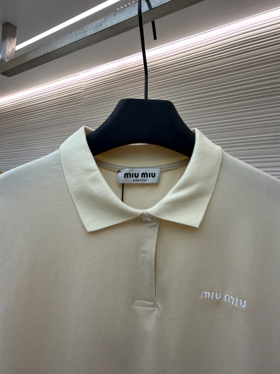 MIUMIU beige small label embroidered Polo shirt ●Original version: Purchased and developed for 7999 ●Item number: 1681269-A15 ●Material: worsted wool fabric ●Technology: embroidery production ●Color: beige ●Version: fitted version ●Weight: about 305 grams ●Size: The most popular dopamine color series in 24 years. Ready-made garments are pre-shrunk at high temperature. Imported embroidery technology is used to produce classic letters and small logos. It can be lightly machine washed. It is not easy to pill and is close-fitting and comfortable. The hardware, buttons and accessories are all custom molded. This style is suitable for spring and autumn commuting items. The overall wiring is straight and delicate, the fabric is comfortable and soft, and the color is consistent without color difference. It can be matched with the same style to create a fashionable look and control various occasions. Customized accessories, complete with three standards, same style for men and women!