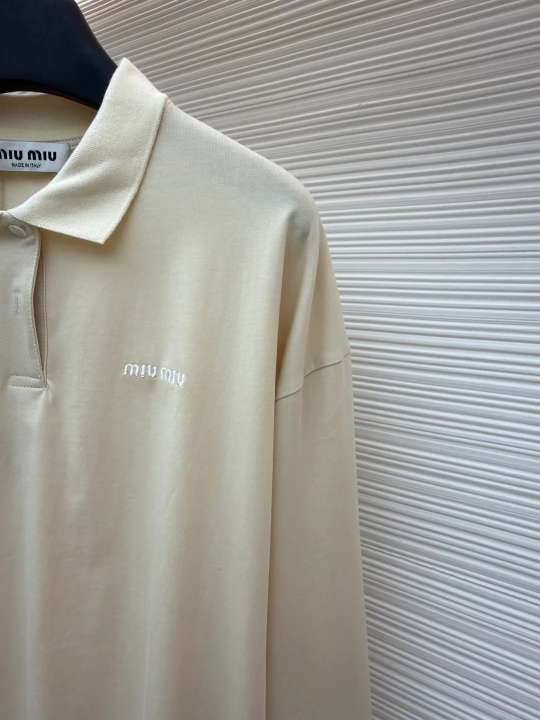 MIUMIU beige small label embroidered Polo shirt ●Original version: Purchased and developed for 7999 ●Item number: 1681269-A15 ●Material: worsted wool fabric ●Technology: embroidery production ●Color: beige ●Version: fitted version ●Weight: about 305 grams ●Size: The most popular dopamine color series in 24 years. Ready-made garments are pre-shrunk at high temperature. Imported embroidery technology is used to produce classic letters and small logos. It can be lightly machine washed. It is not easy to pill and is close-fitting and comfortable. The hardware, buttons and accessories are all custom molded. This style is suitable for spring and autumn commuting items. The overall wiring is straight and delicate, the fabric is comfortable and soft, and the color is consistent without color difference. It can be matched with the same style to create a fashionable look and control various occasions. Customized accessories, complete with three standards, same style for men and women!