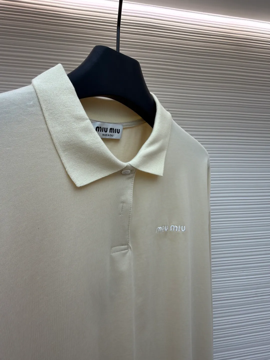 MIUMIU beige small label embroidered Polo shirt ●Original version: Purchased and developed for 7999 ●Item number: 1681269-A15 ●Material: worsted wool fabric ●Technology: embroidery production ●Color: beige ●Version: fitted version ●Weight: about 305 grams ●Size: The most popular dopamine color series in 24 years. Ready-made garments are pre-shrunk at high temperature. Imported embroidery technology is used to produce classic letters and small logos. It can be lightly machine washed. It is not easy to pill and is close-fitting and comfortable. The hardware, buttons and accessories are all custom molded. This style is suitable for spring and autumn commuting items. The overall wiring is straight and delicate, the fabric is comfortable and soft, and the color is consistent without color difference. It can be matched with the same style to create a fashionable look and control various occasions. Customized accessories, complete with three standards, same style for men and women!