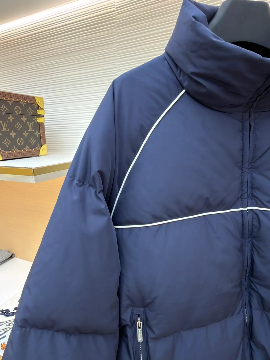 MIUMIU logo down jacket ●Original version: purchased and developed at 18695 ●Item number: 1861323-C95 ●Fabric: white duck down fabric ●Technology: mechanical down filling ●Color: navy ●Type: fitted version ●Weight: about 810 grams ●Size: 46-48-50-52 ●Description: Different from ordinary fabrics, custom-developed high-count and high-density woven fabrics. Imported computerized down filling equipment is used to ensure that the amount of down filling in each independent quilting grid is accurate and even, avoiding local holes or agglomerations, thereby ensuring the overall flatness, uniformity of warmth and long-lasting fluffiness of the down jacket. From the treatment of the interior, the firmness of the stitching of the zippers, to the precise positioning of decorative elements such as logos, the factory's craftsmanship ensures that the entire piece has impeccable finish and durable quality, making it a long-term wardrobe treasure worth owning. The overall wiring is straight and delicate, the fabric is comfortable and soft, and the color is consistent without color difference. It can be matched with the same style to create a fashionable look and control various occasions. Customized accessories, complete with three standards, same style for men and women!
